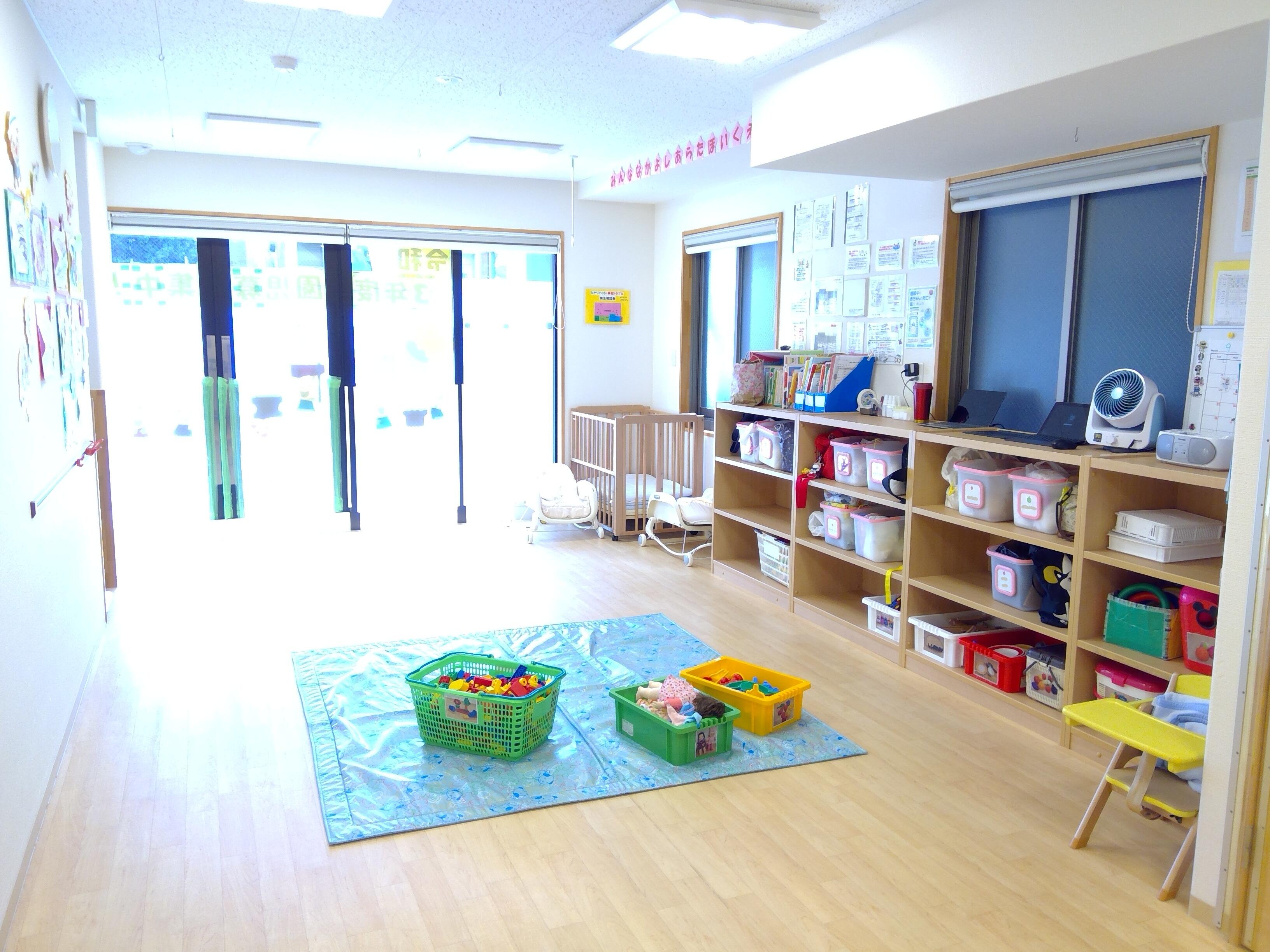 1歳児・2歳児クラス広々とした保育室です