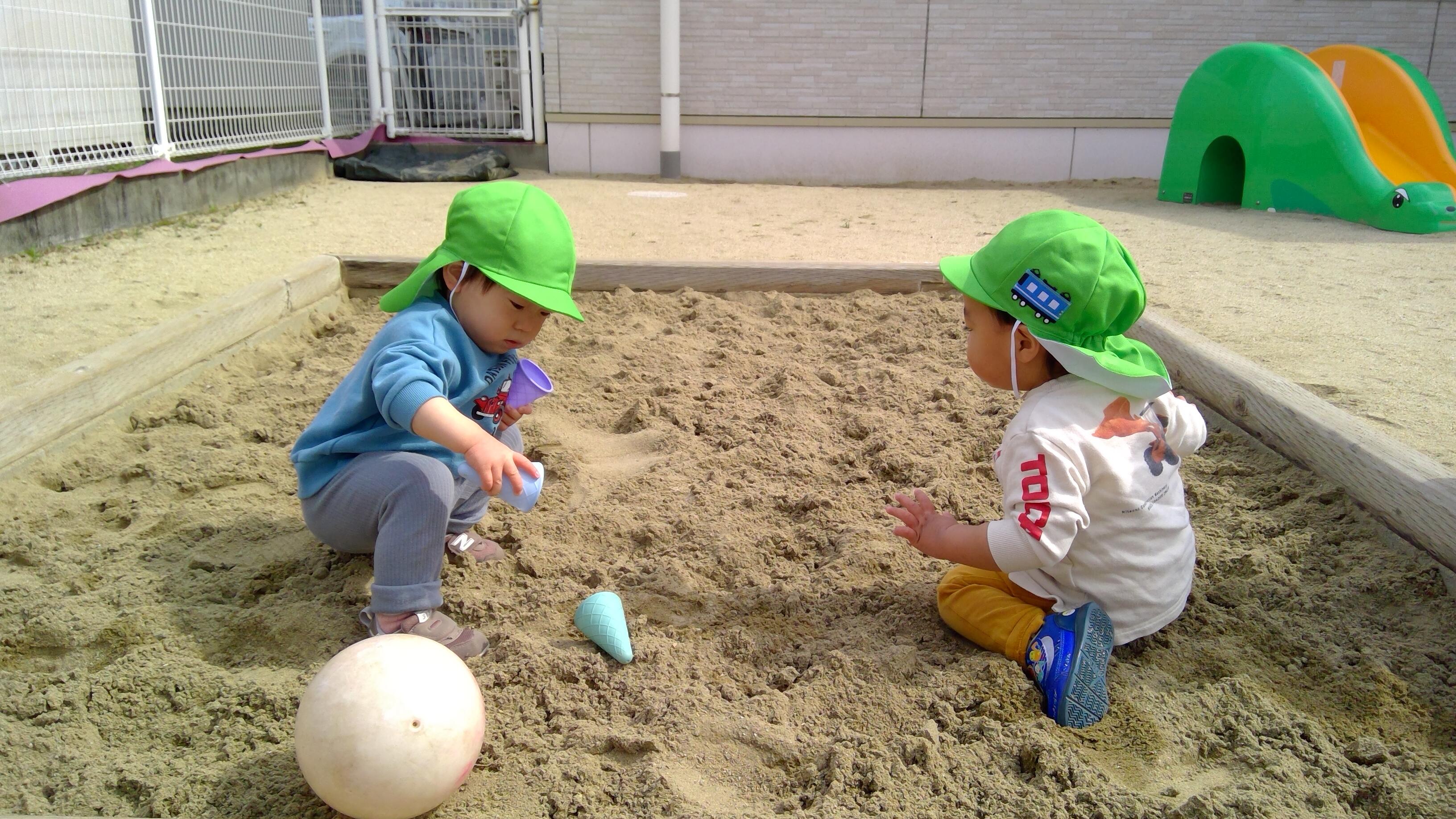 大好きなお砂場でお友だちと一緒に遊ぶ、新あひるぐみさん。