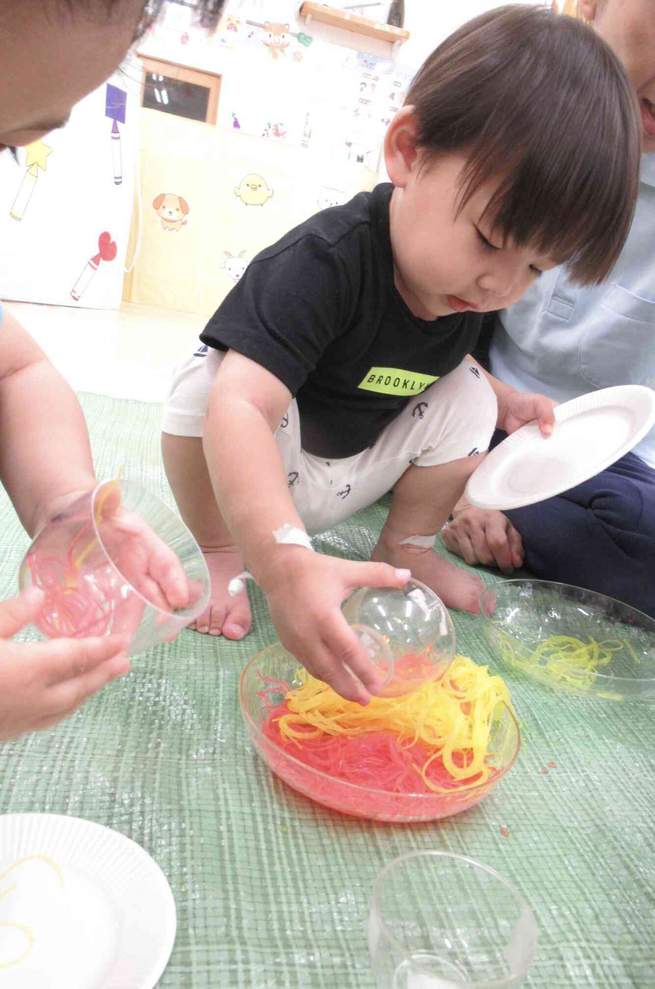 はるさめの感触遊びをしたよ〜