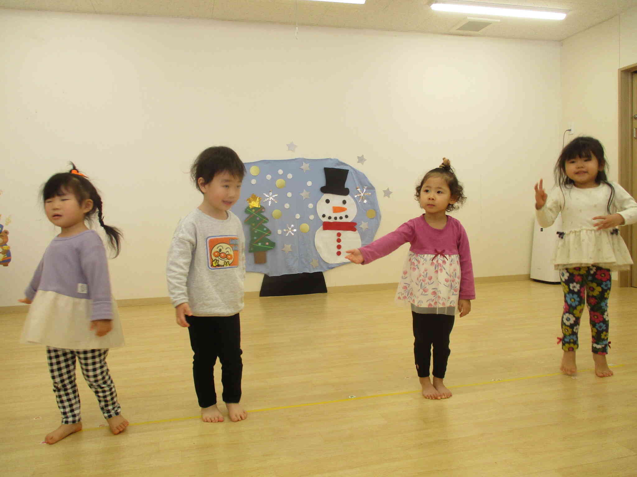 もうすぐクリスマス間近。お遊戯会の練習みんなでワイワイ楽しんでいます。