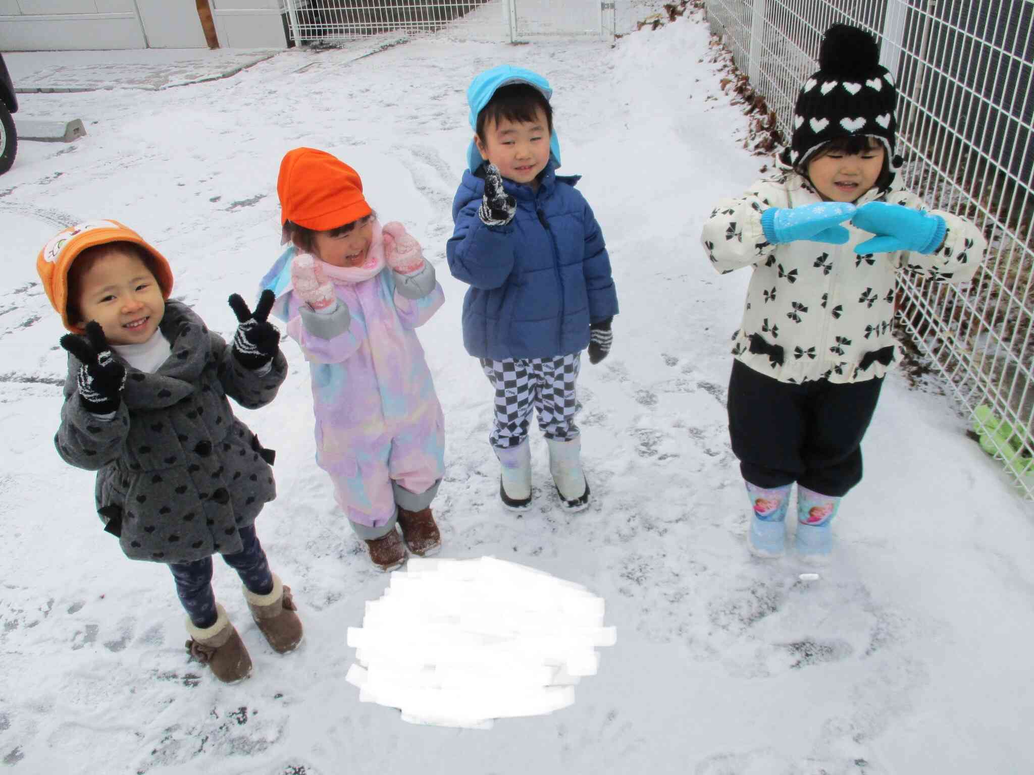 冬の寒さにも負けず元気いっぱい!雪だるまも作りました。