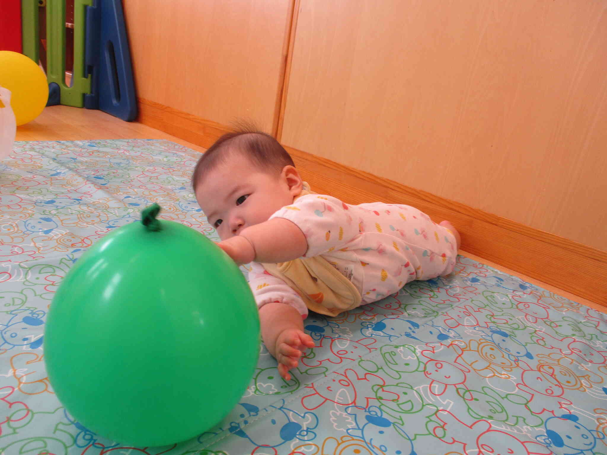 不思議な”おきあがりこぼし”の風船に釘付けです!