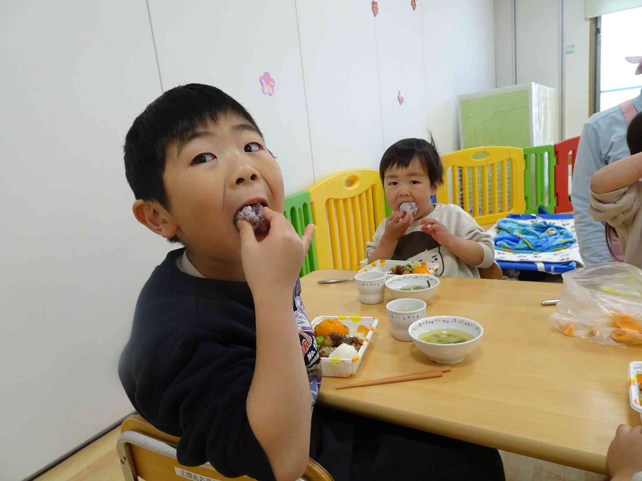 お別れ遠足の日は、お弁当給食だったよ♪