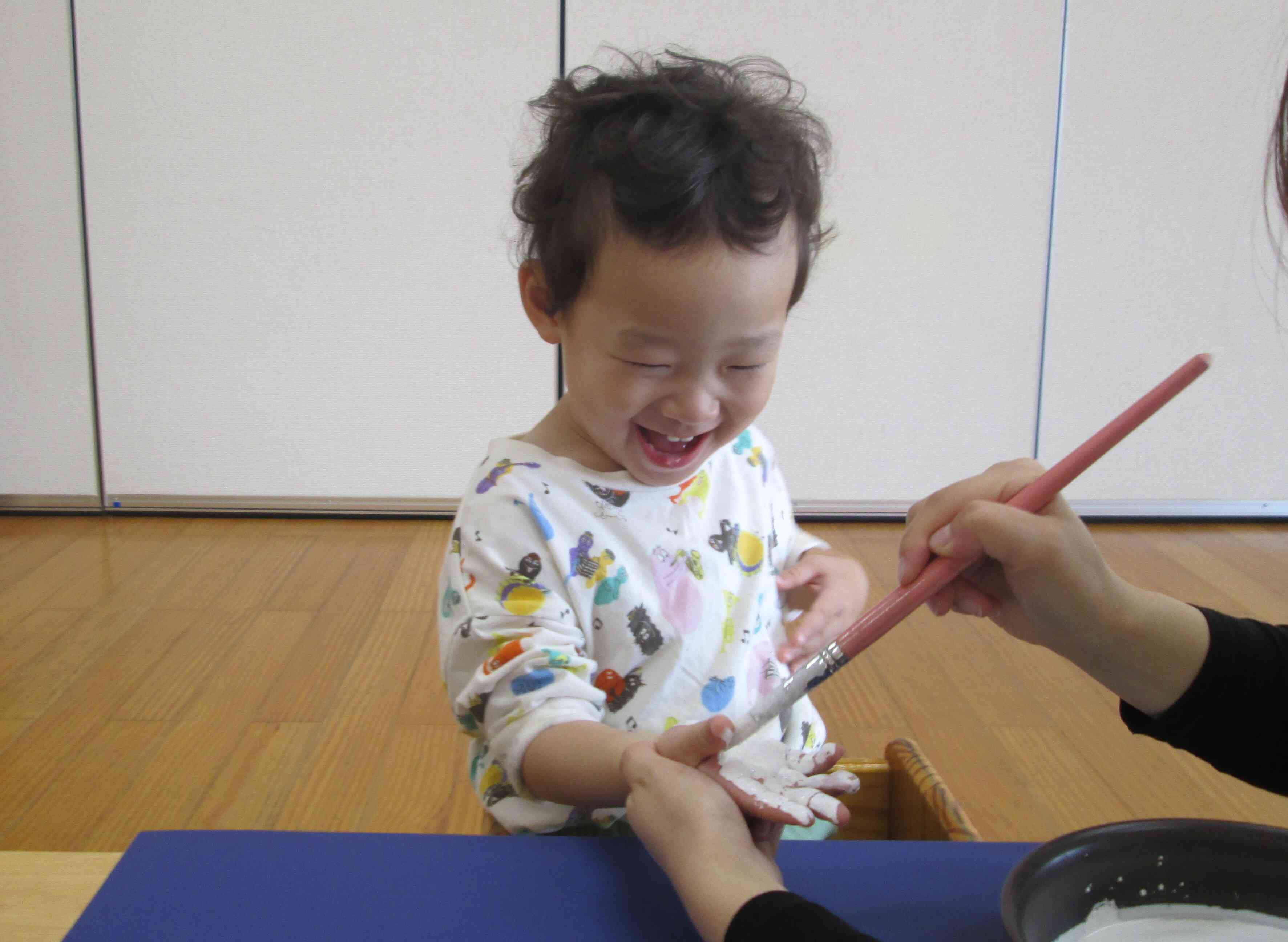 手形の製作はこんな笑顔をみせてくれ私たちも思わずニッコリ!