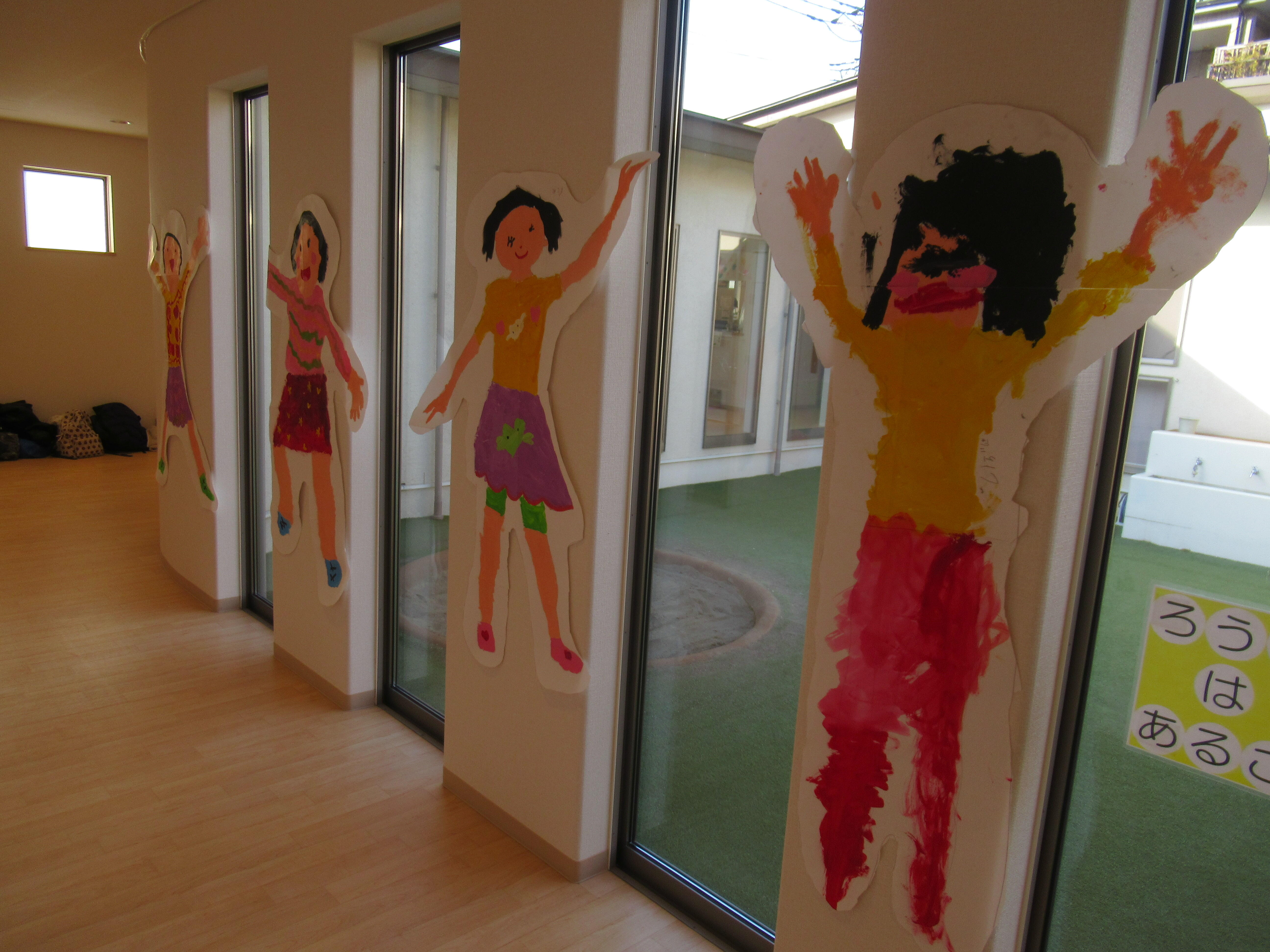 廊下には、きりん組(5歳児)の子ども達が作った自画像が飾られ、賑やかになりました♪