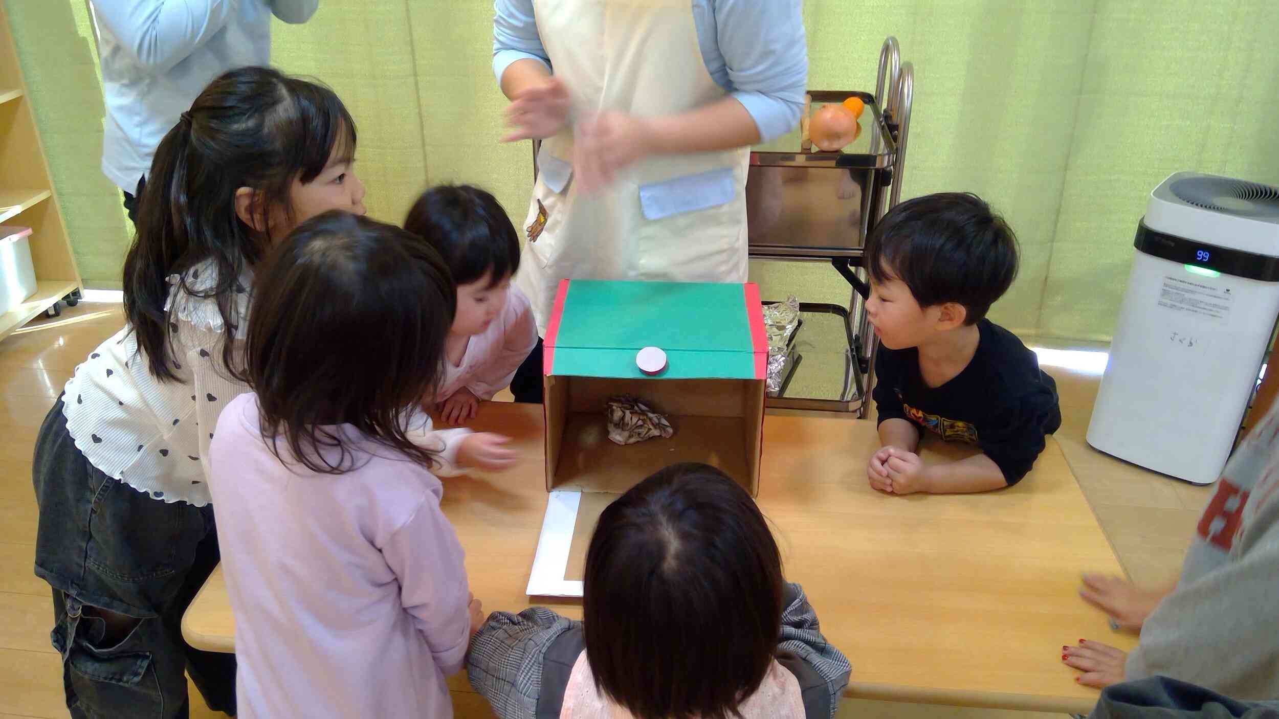 箱の中の野菜を触ってみて♡何の野菜かな? さくら組(3,4,5歳児)
