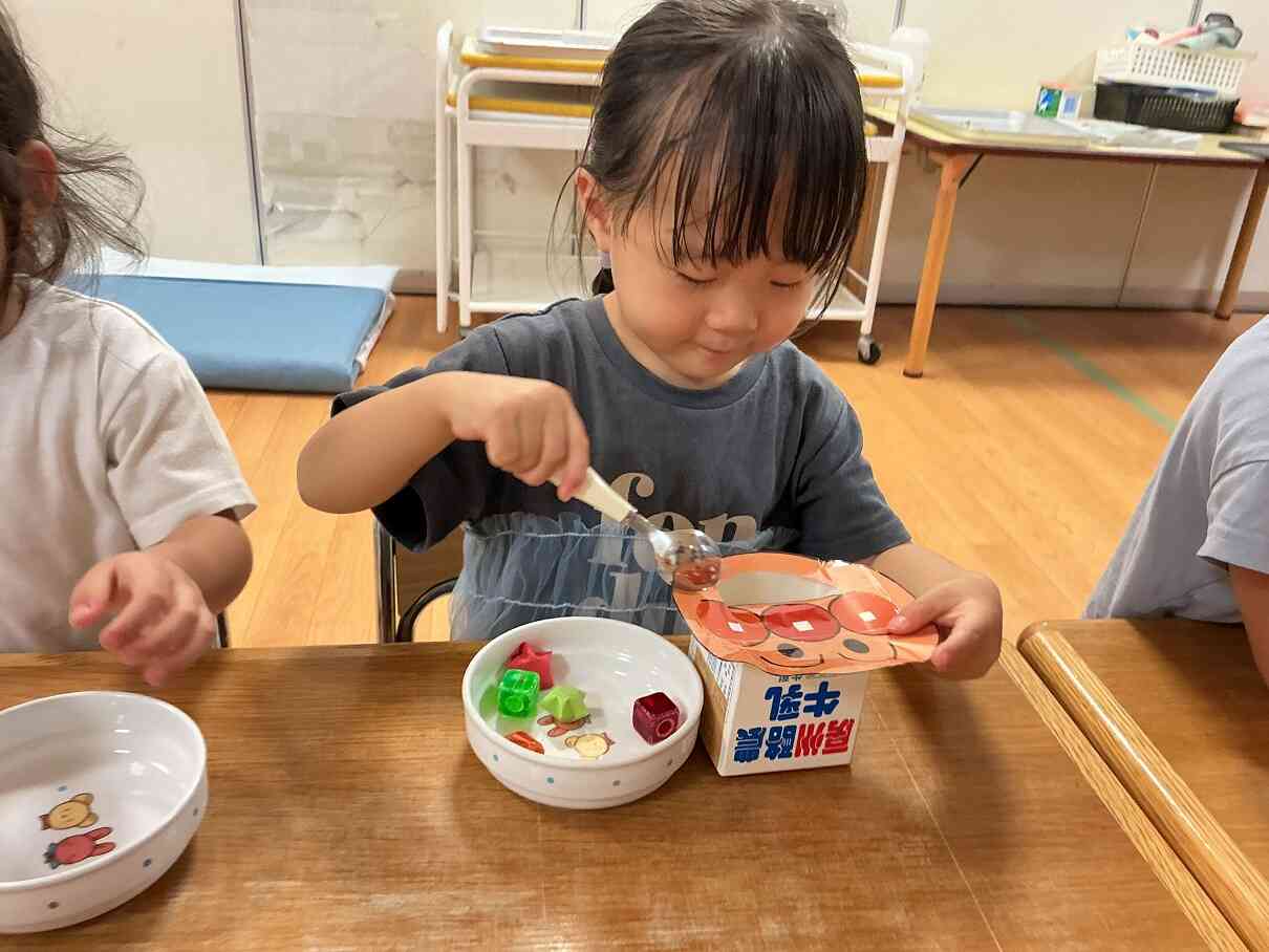 スプーンの持ち方の食育をしました♪