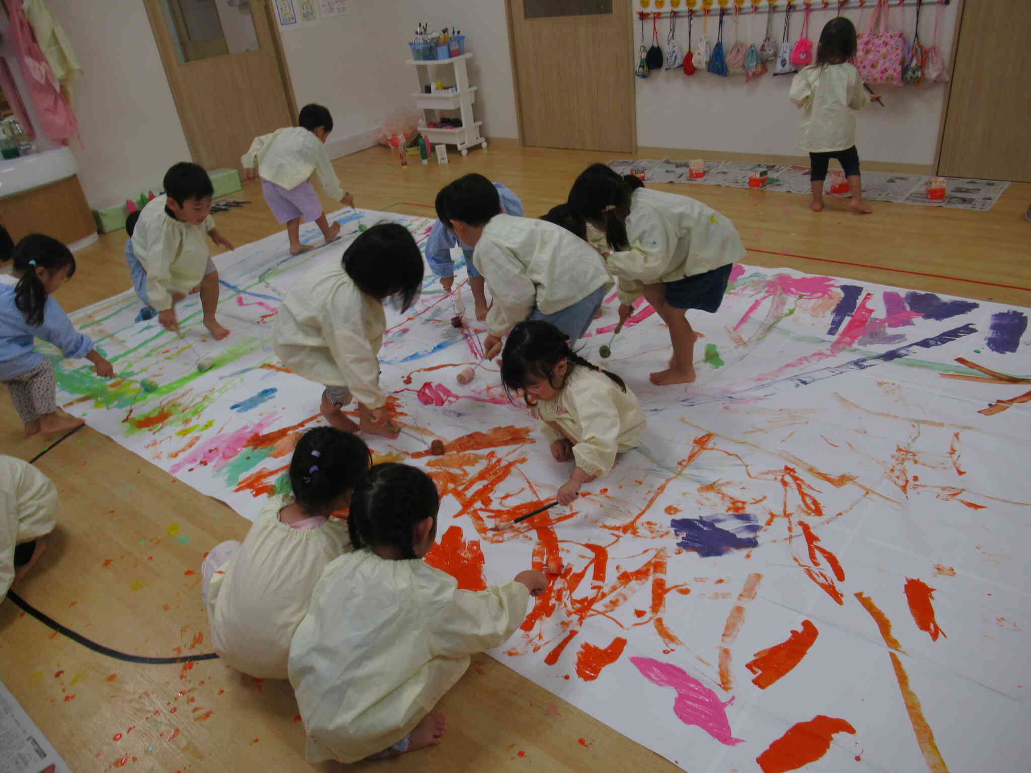 コロッコを走らせて、大きな大きな道を作りました。