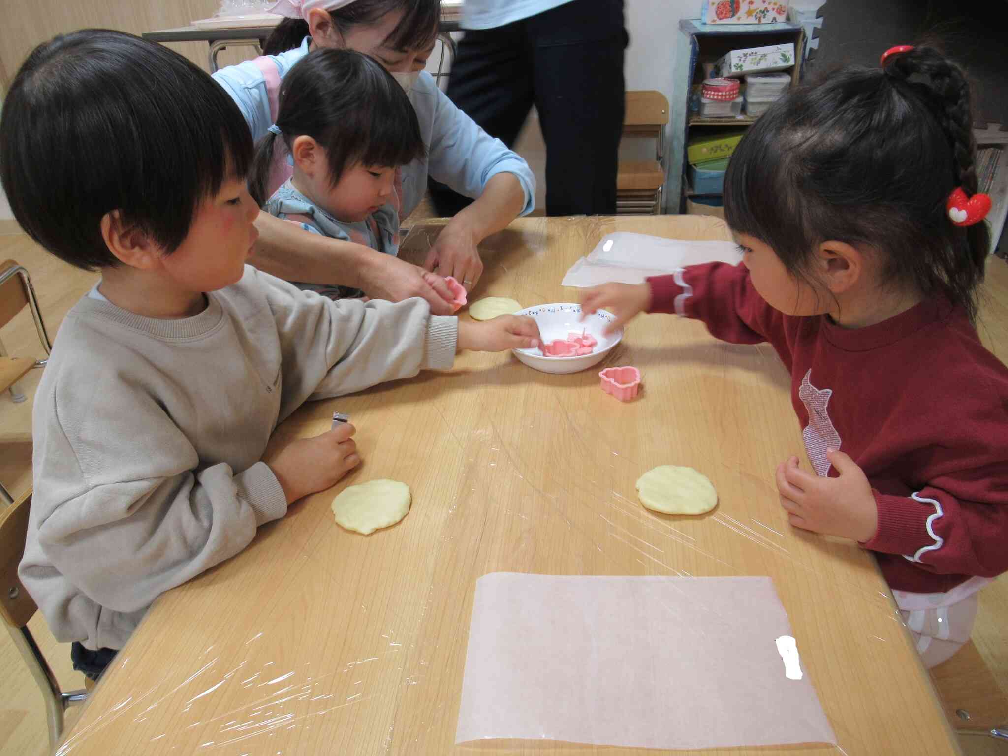 食育 2歳児クラス クッキーの型抜きをしよう