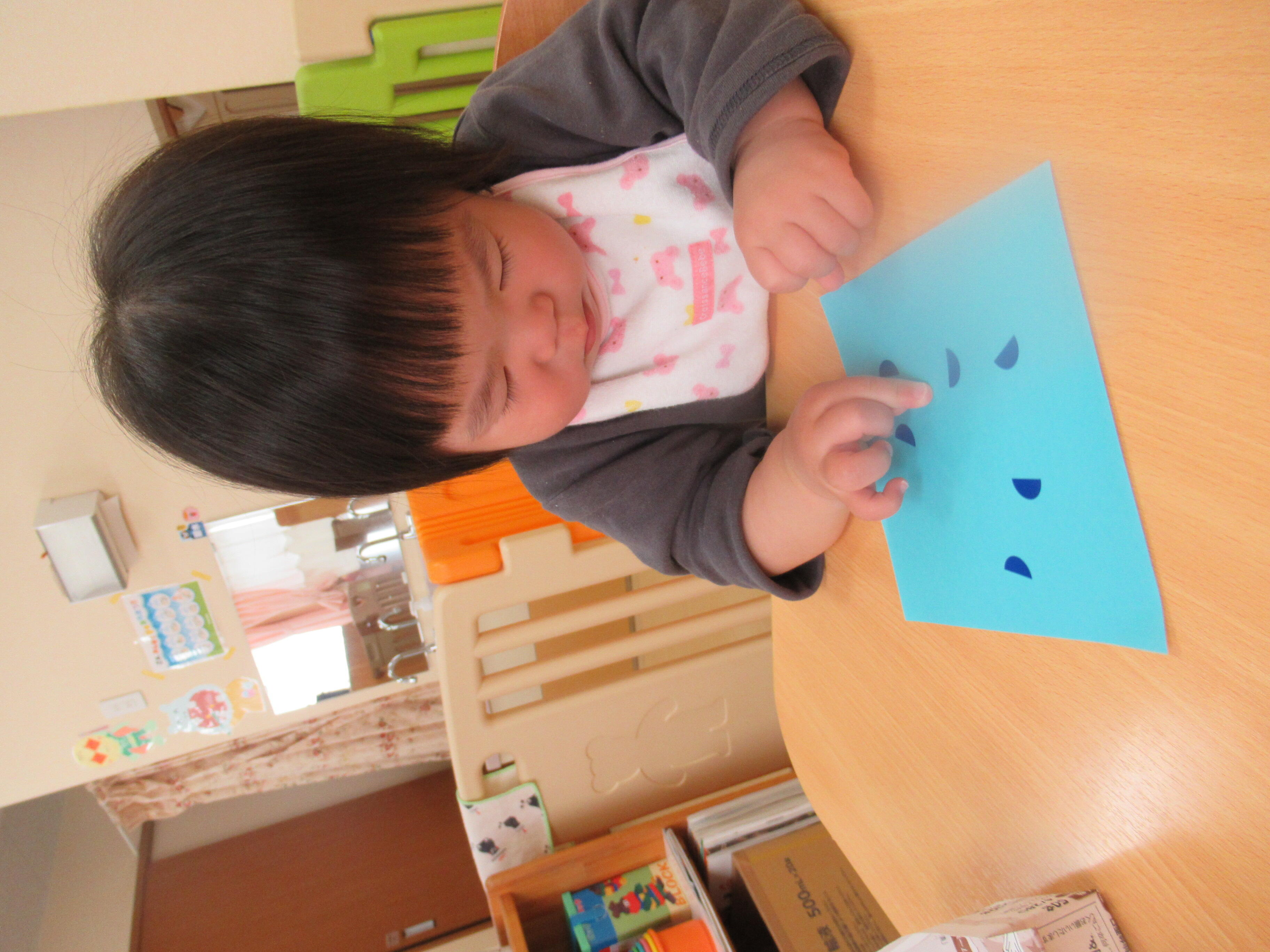 １歳児さんはシールを折り紙に貼りました。苦戦しながらも一人で貼っていました。
