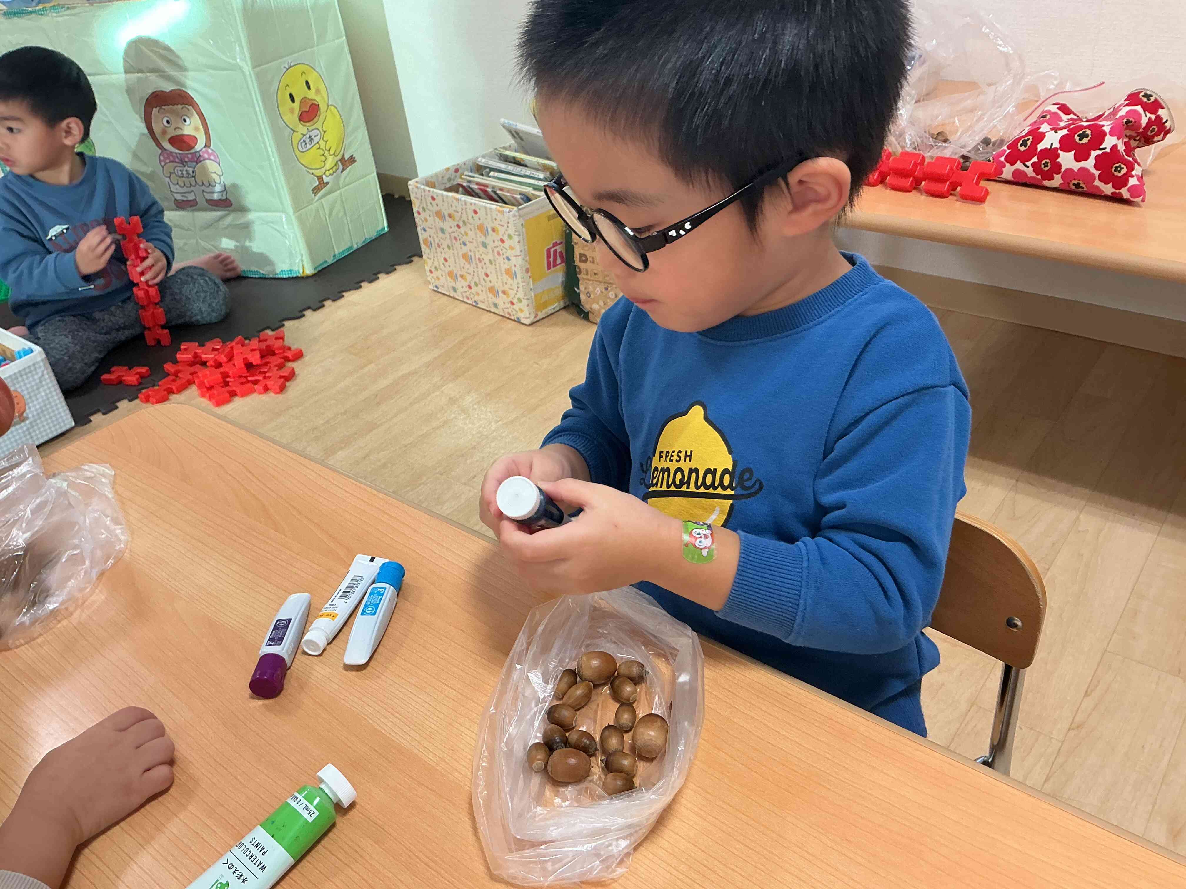 どんぐりのプレゼント、可愛くしよう!【2歳児 うさぎ組】