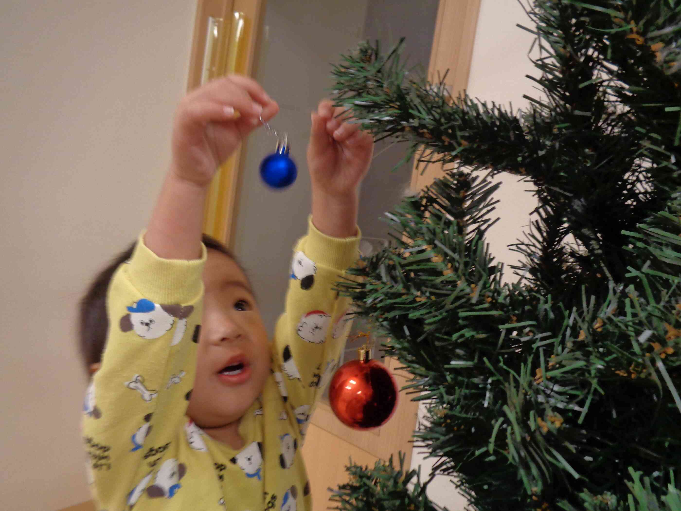 クリスマスツリーの飾りつけ!(0.1.2歳児)