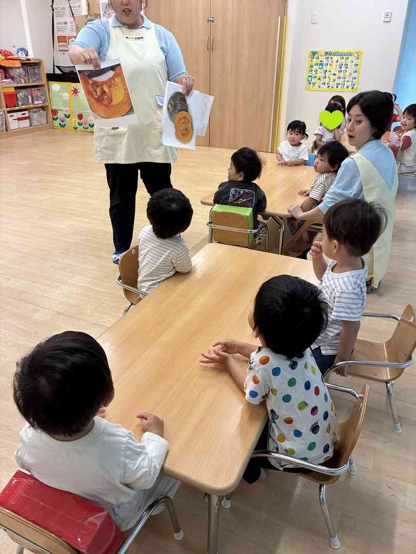 かぼちゃってどんな色?(0・1・2歳児 全クラス)