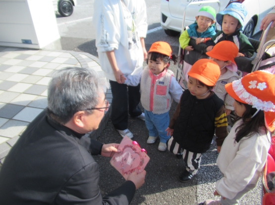 勤労感謝のプレゼントを渡しに行きました♪