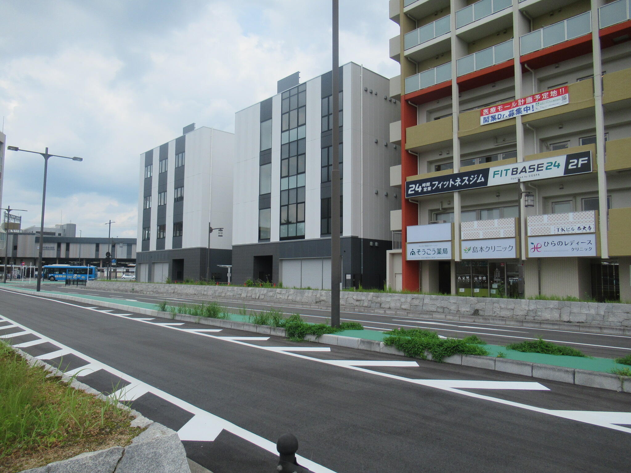 左手奥に大和西大寺の駅が見えていて、とても駅に近いよ。