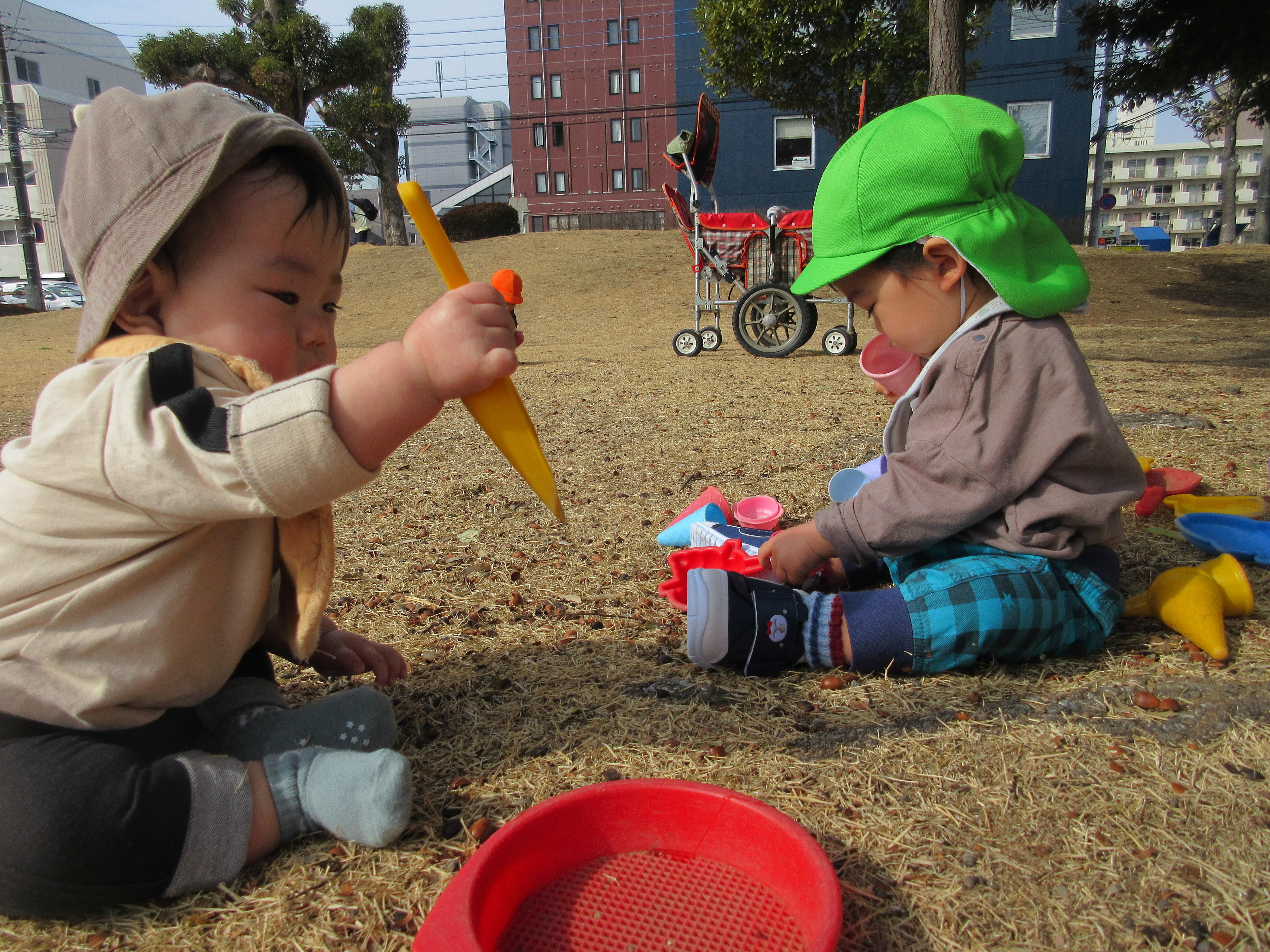 ぽかぽかの公園で、みんなで遊ぶの楽しいね～！