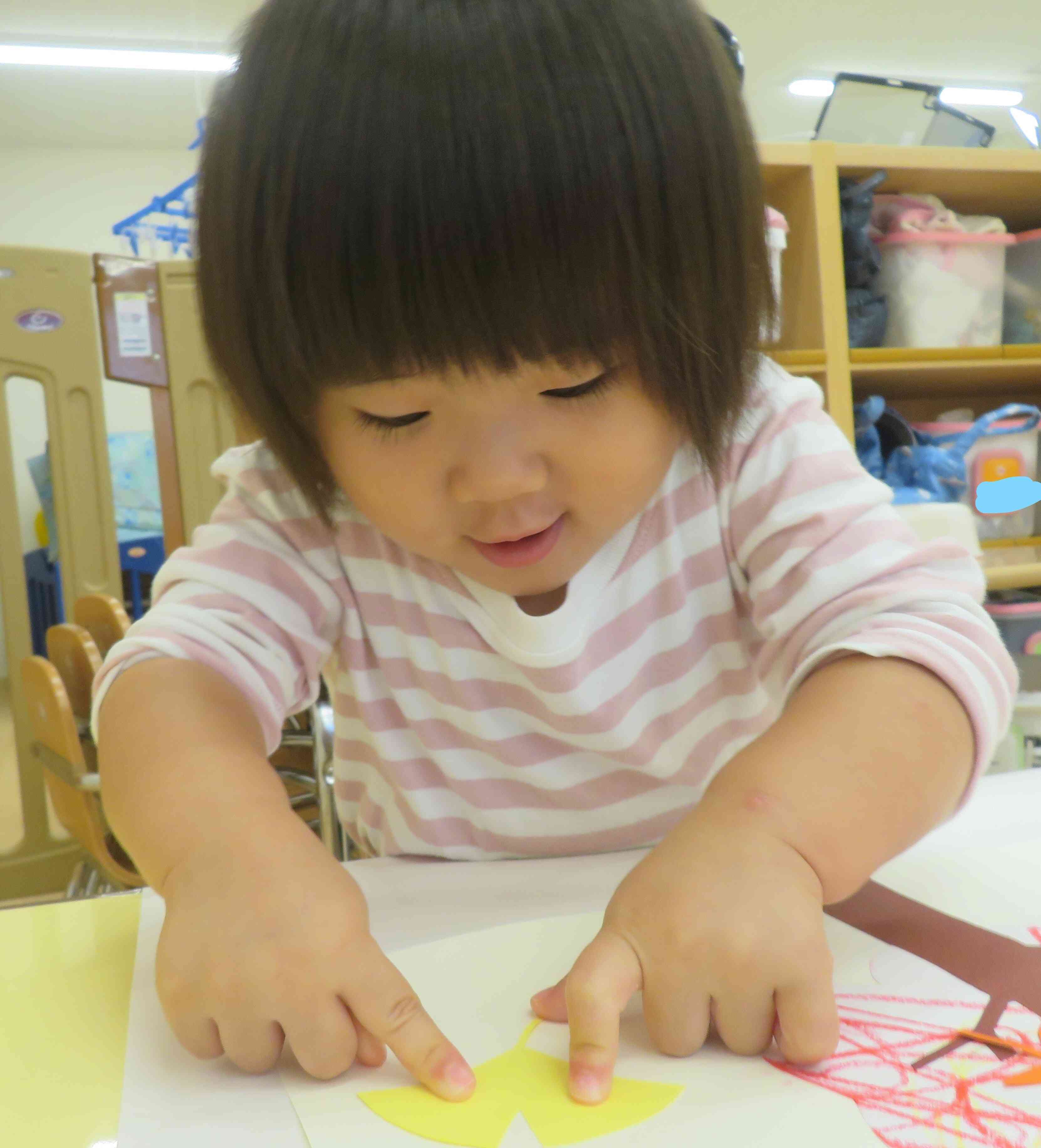 1歳児あひる組 10月製作「どんぐりと落ち葉」