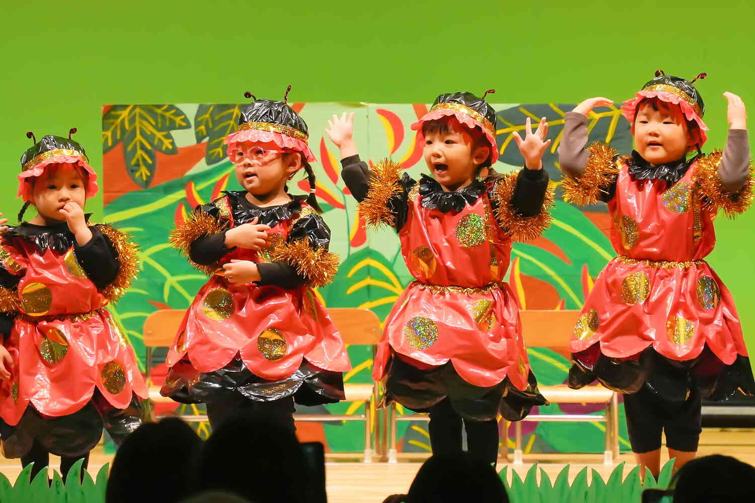 2歳児クラスのお友だちは初めての大きな舞台でも元気いっぱいに発表してくれました。