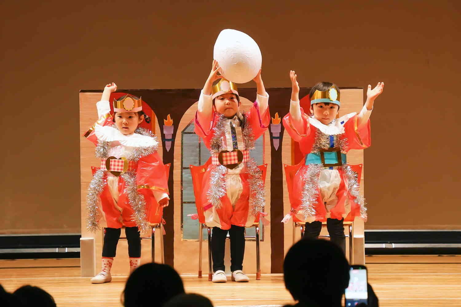 3歳児クラスの発表は『おしゃべりなめだまやき』です。チャーミングな王様を