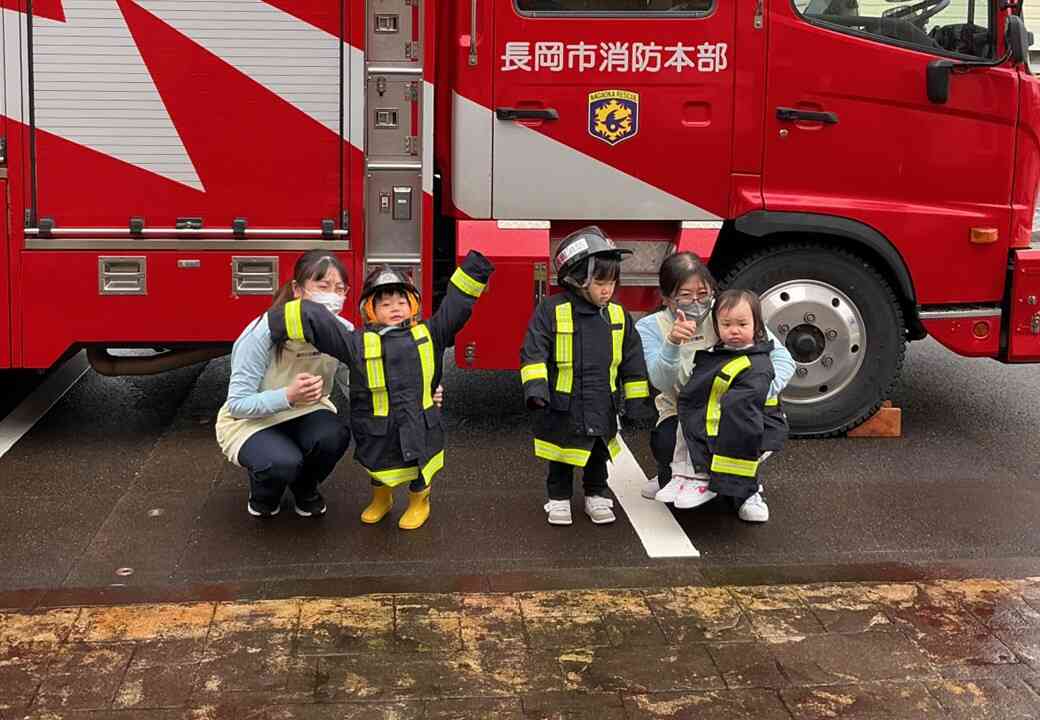 総合避難訓練をしました。その後は、大きな消防車と記念撮影!