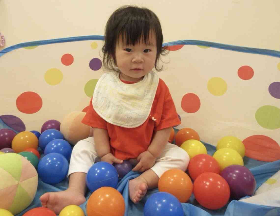 ひよこ組(0歳児)さんボール遊びの様子