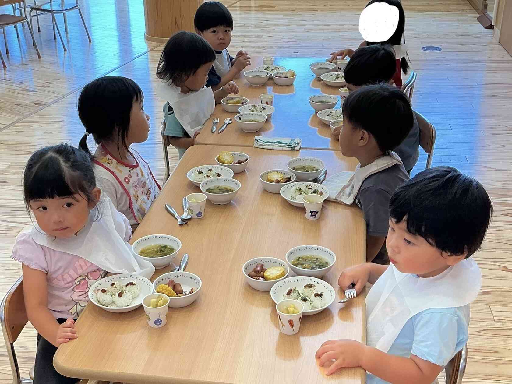 夏祭りごっこの日の給食 うさぎ組(2歳児)