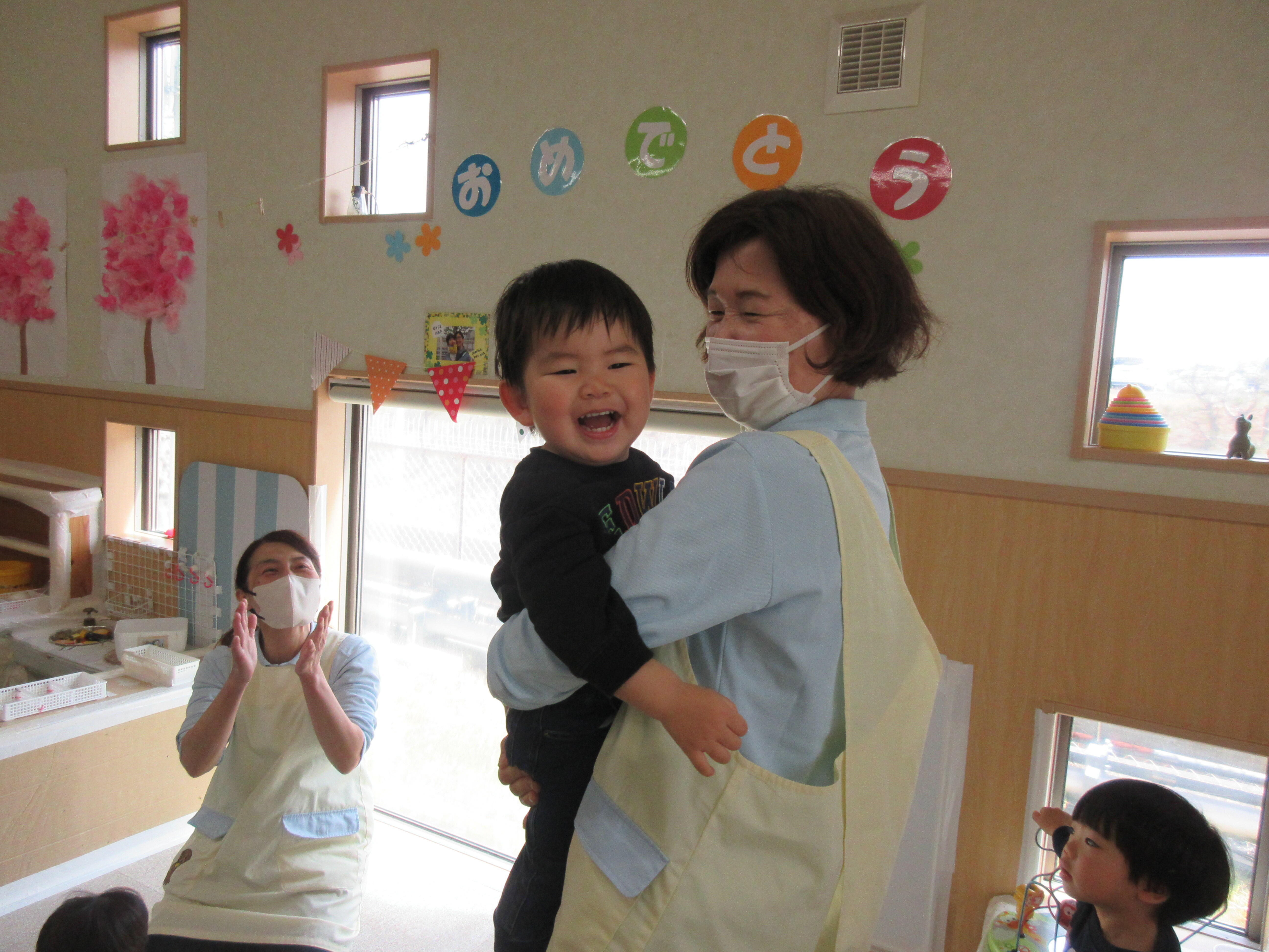 先生の抱っこも大好きです☆　２歳のお誕生日おめでとう！