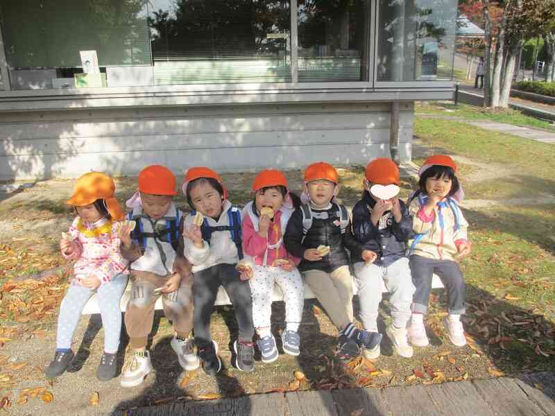 図書館にて~♪みんなでおやつを食べました♡