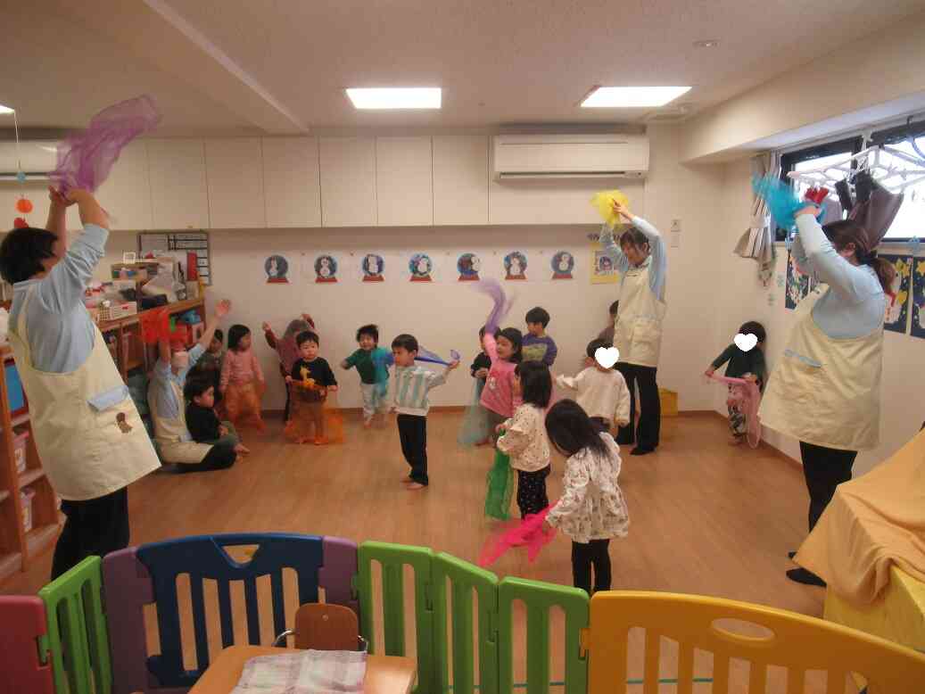 音楽に合わせて~♪布も使って~♪体をいっ~ぱい動かしました!!