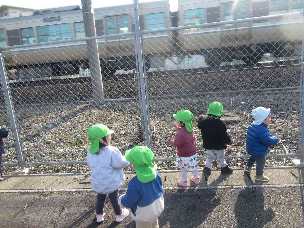 お散歩へ行って~♪電車が見れたねー!!
