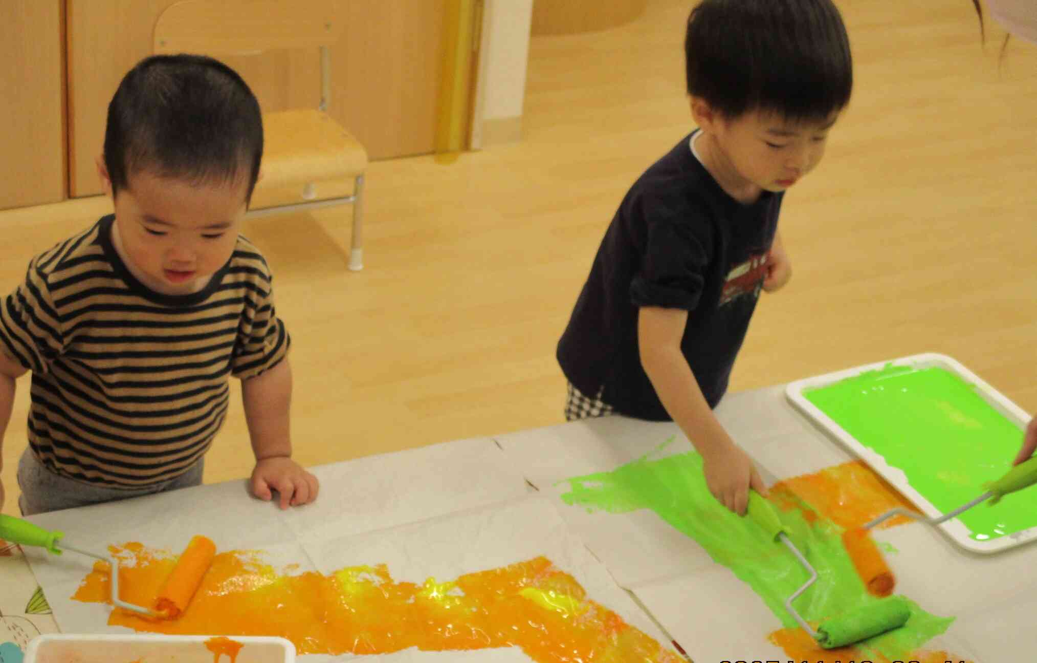 大きな紙にたくさん色を付けたよ!