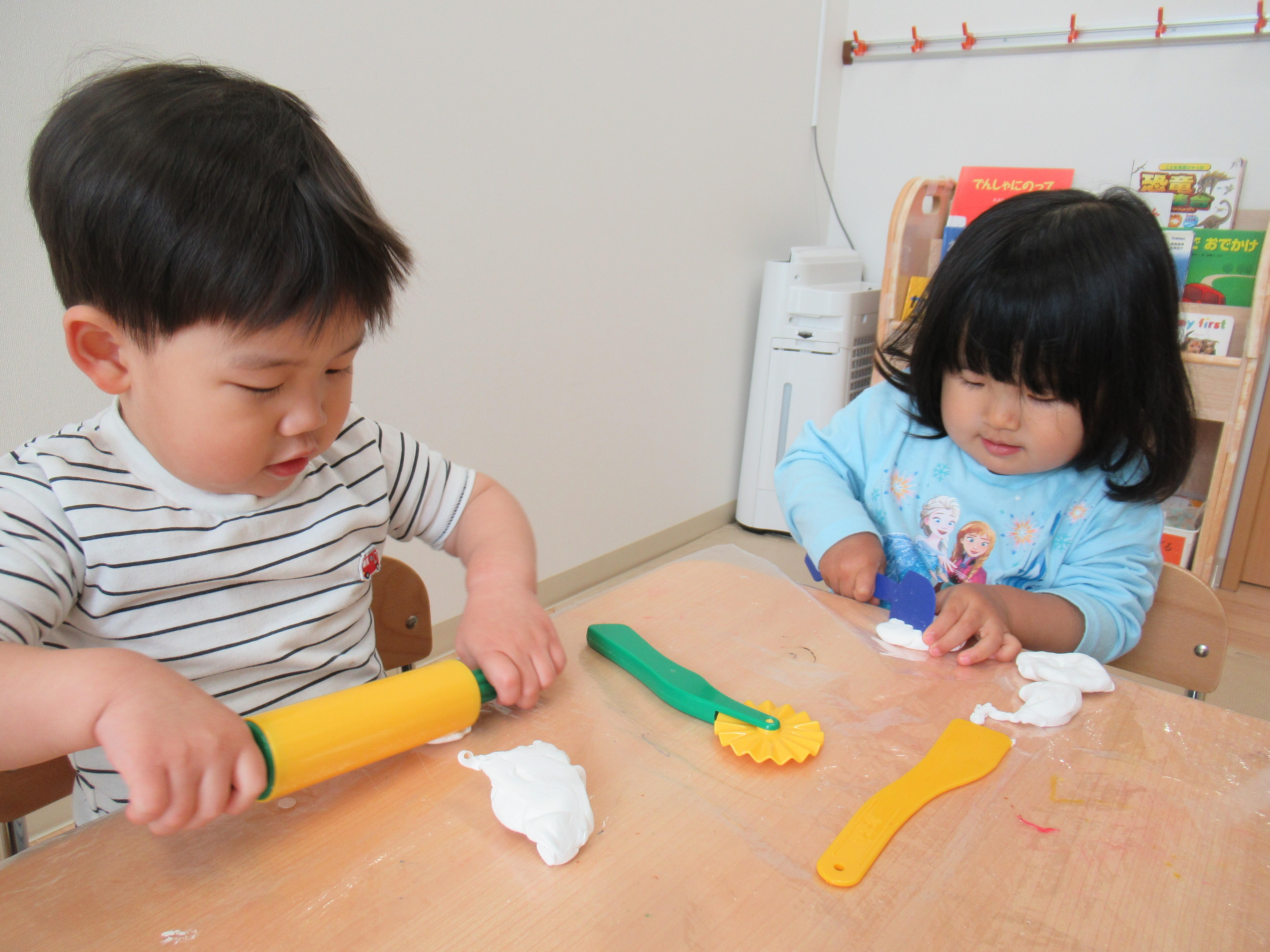 粘土遊び（2歳児クラス）