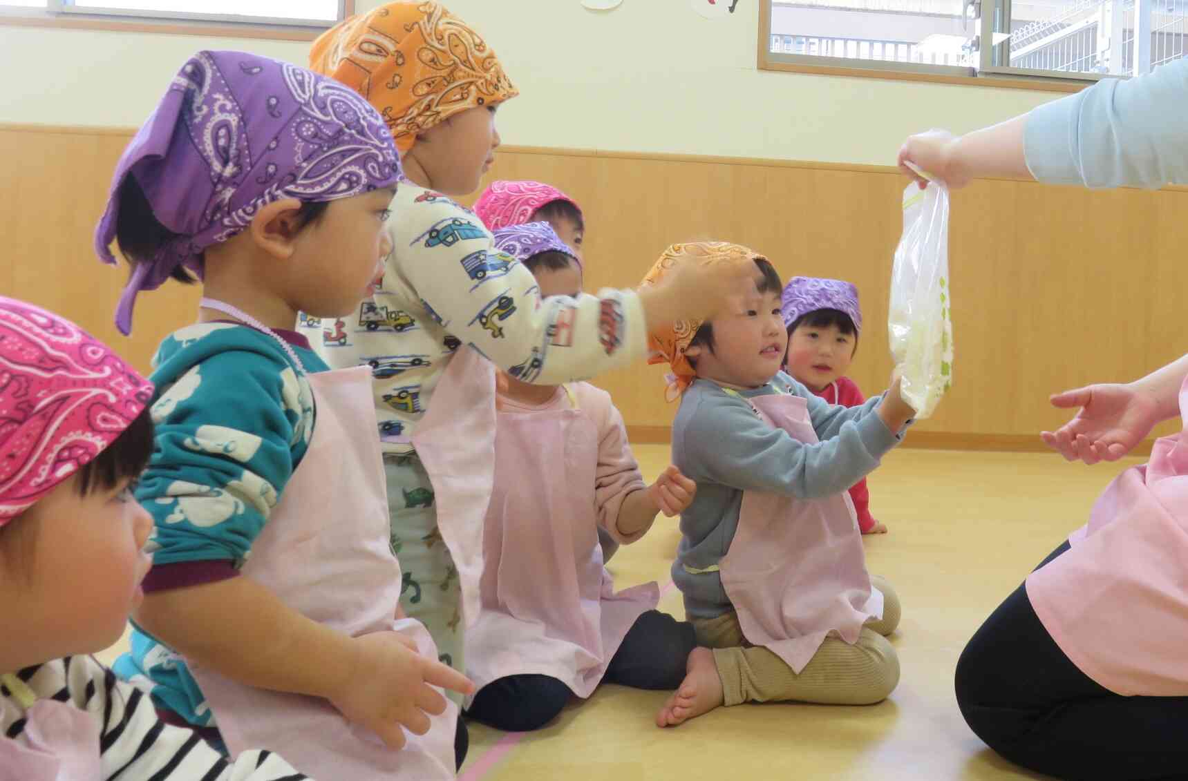 食育活動「うどん作り」~2歳児・うさぎ組~