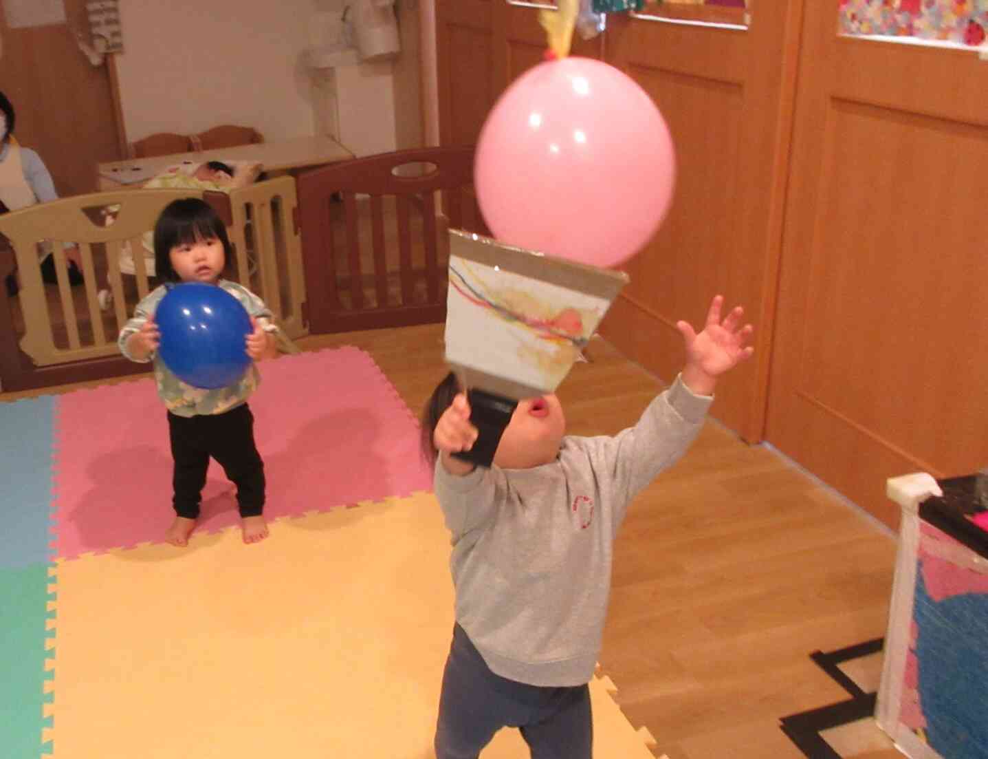 お正月遊び!風船で羽根つきをしました♪