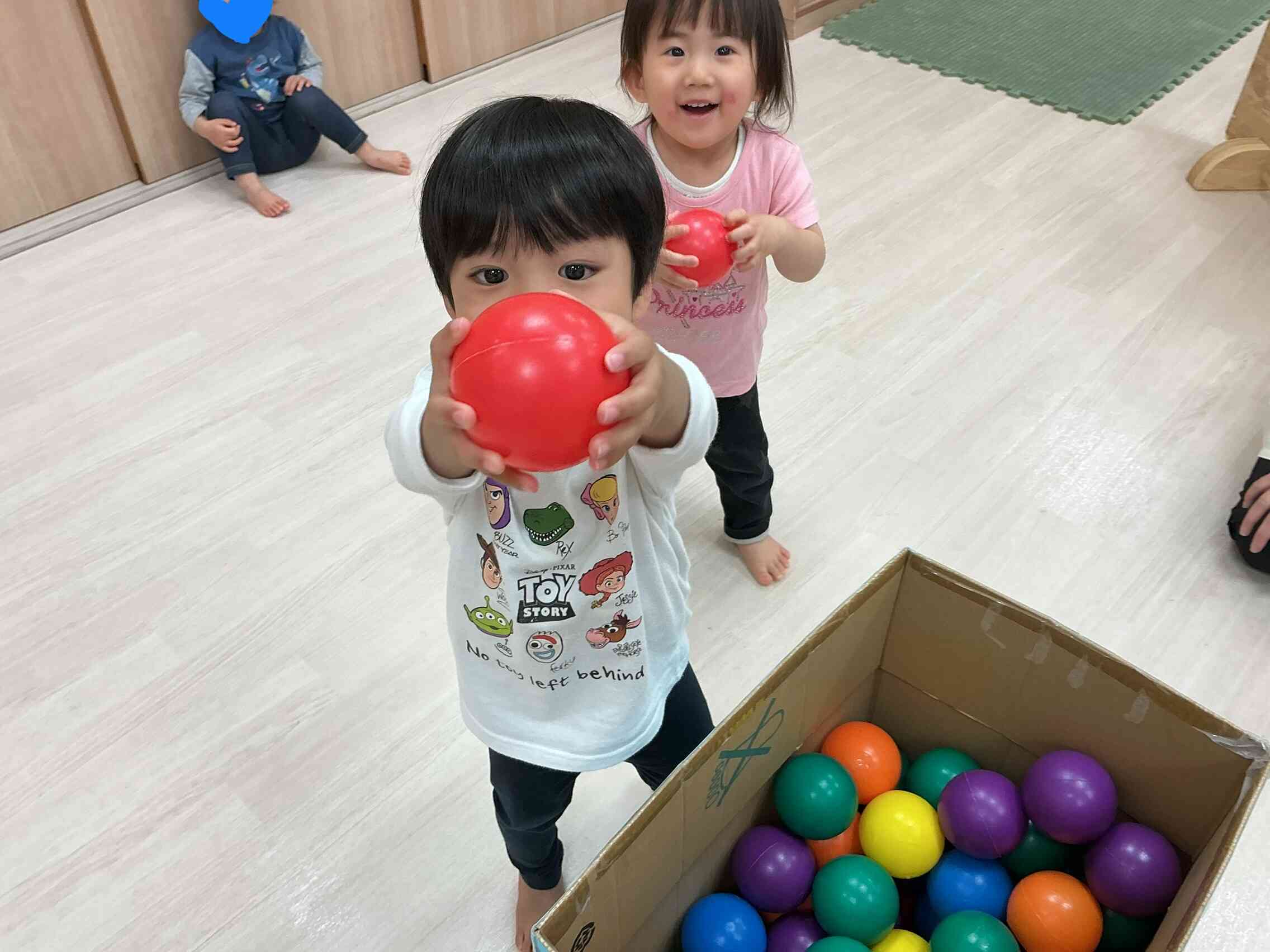 好きな色は何色かな??(2歳児あひる組)