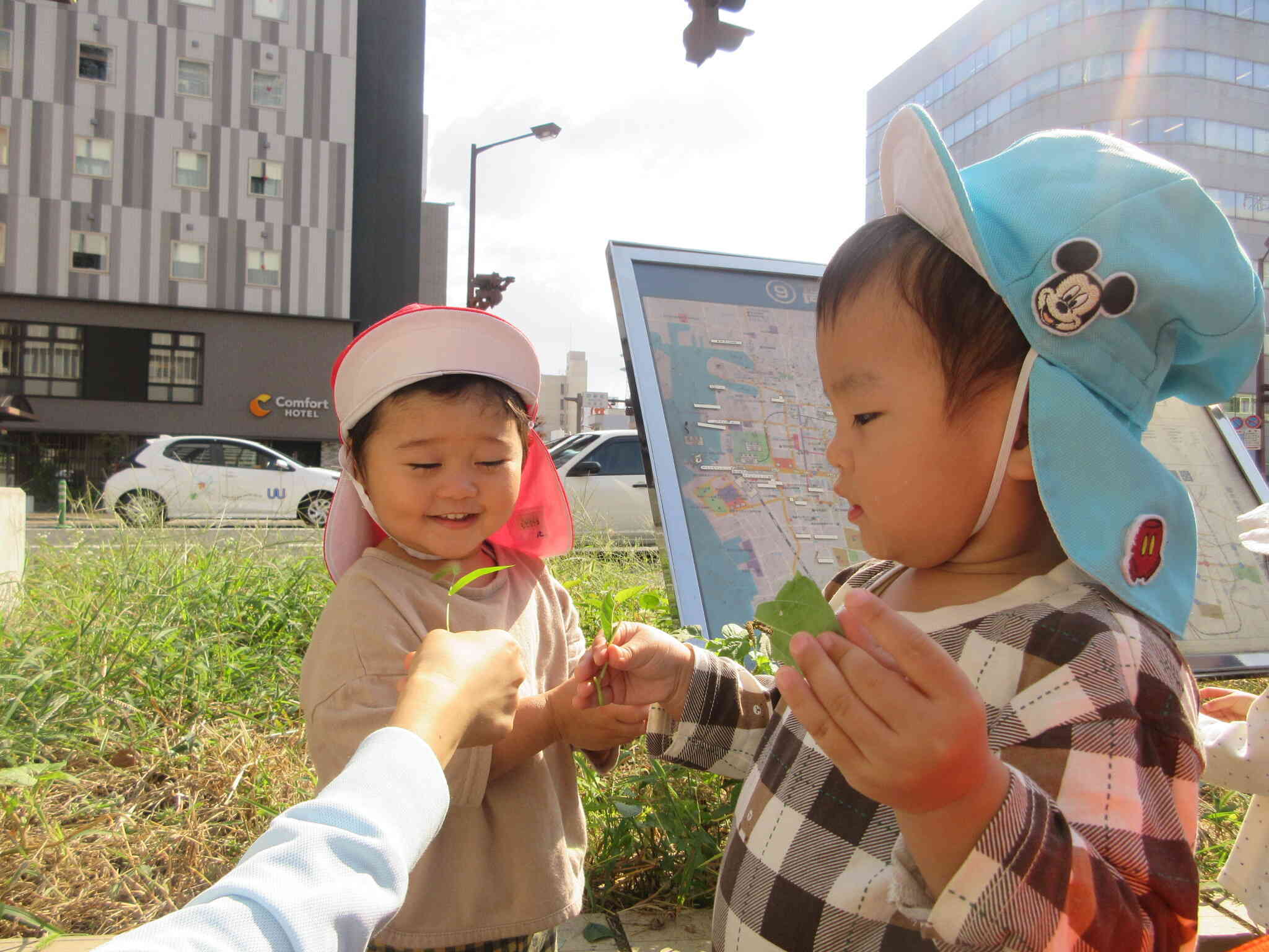 園周辺のお散歩に行ったよ!(1歳児 あひる組・2歳児 うさぎ組)
