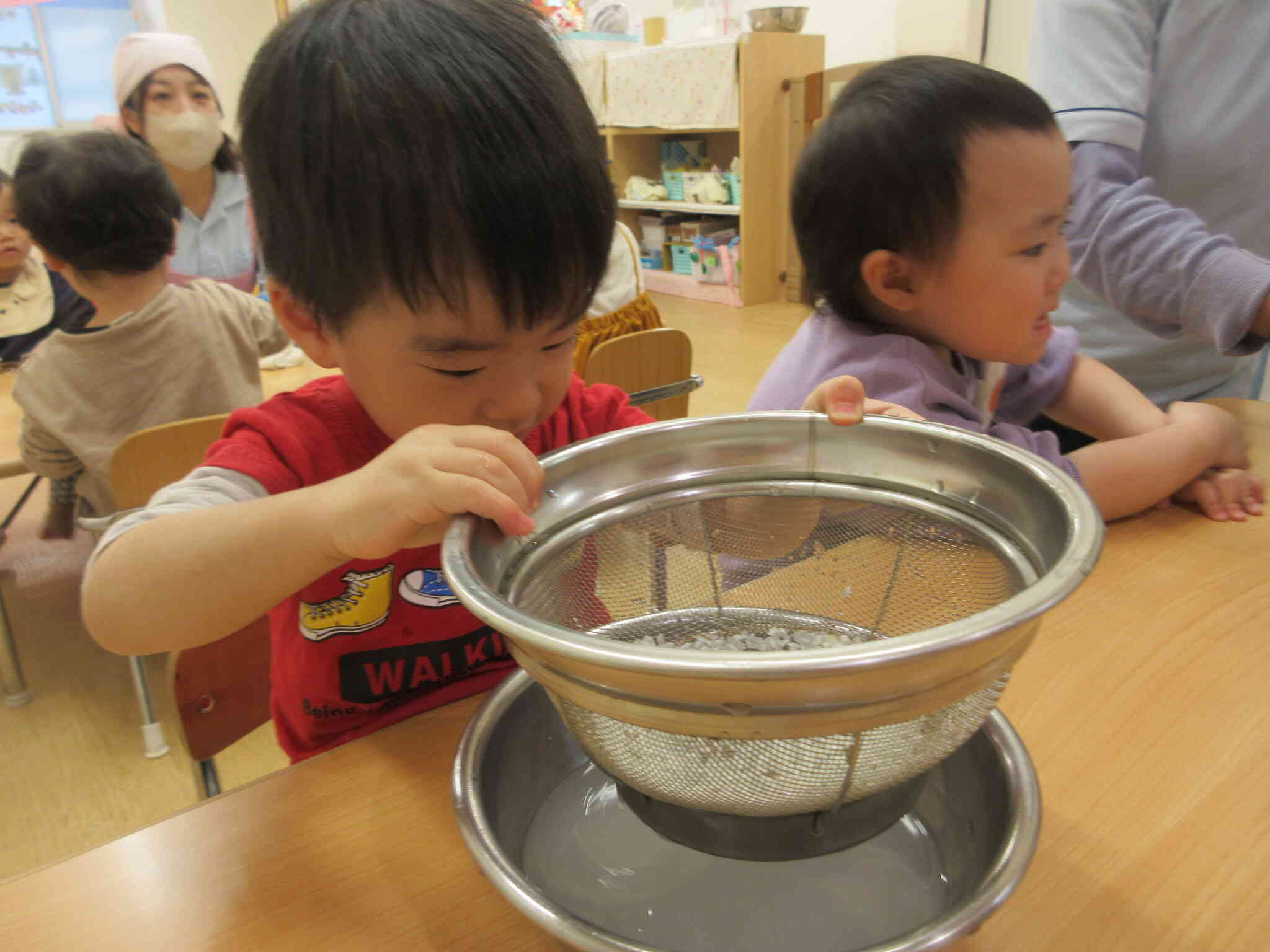 お米を洗って、おにぎりを作ろう(食育活動 全クラス)