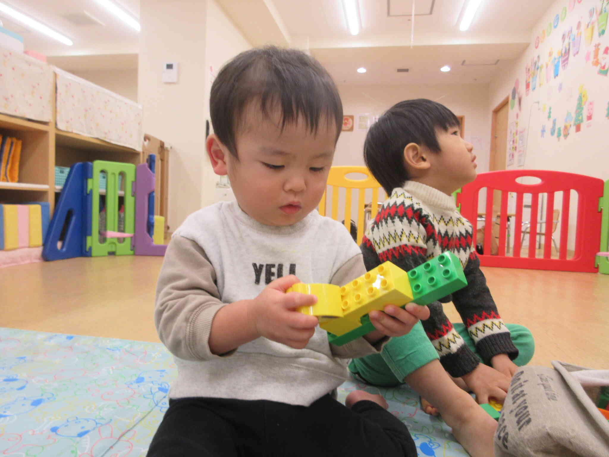 お部屋遊びの様子♪(1歳児 あひる組)