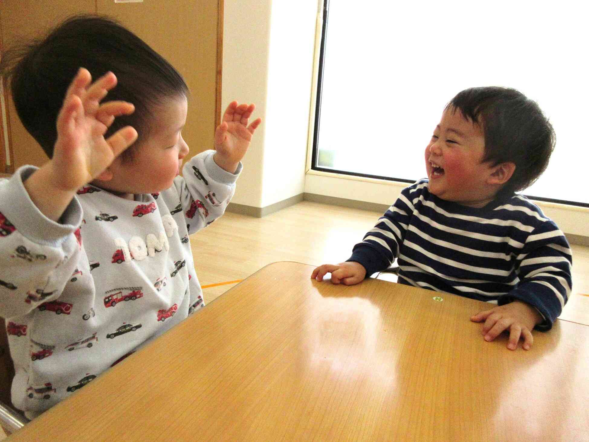 「いない、いない、ばぁ~」「きゃはははは」