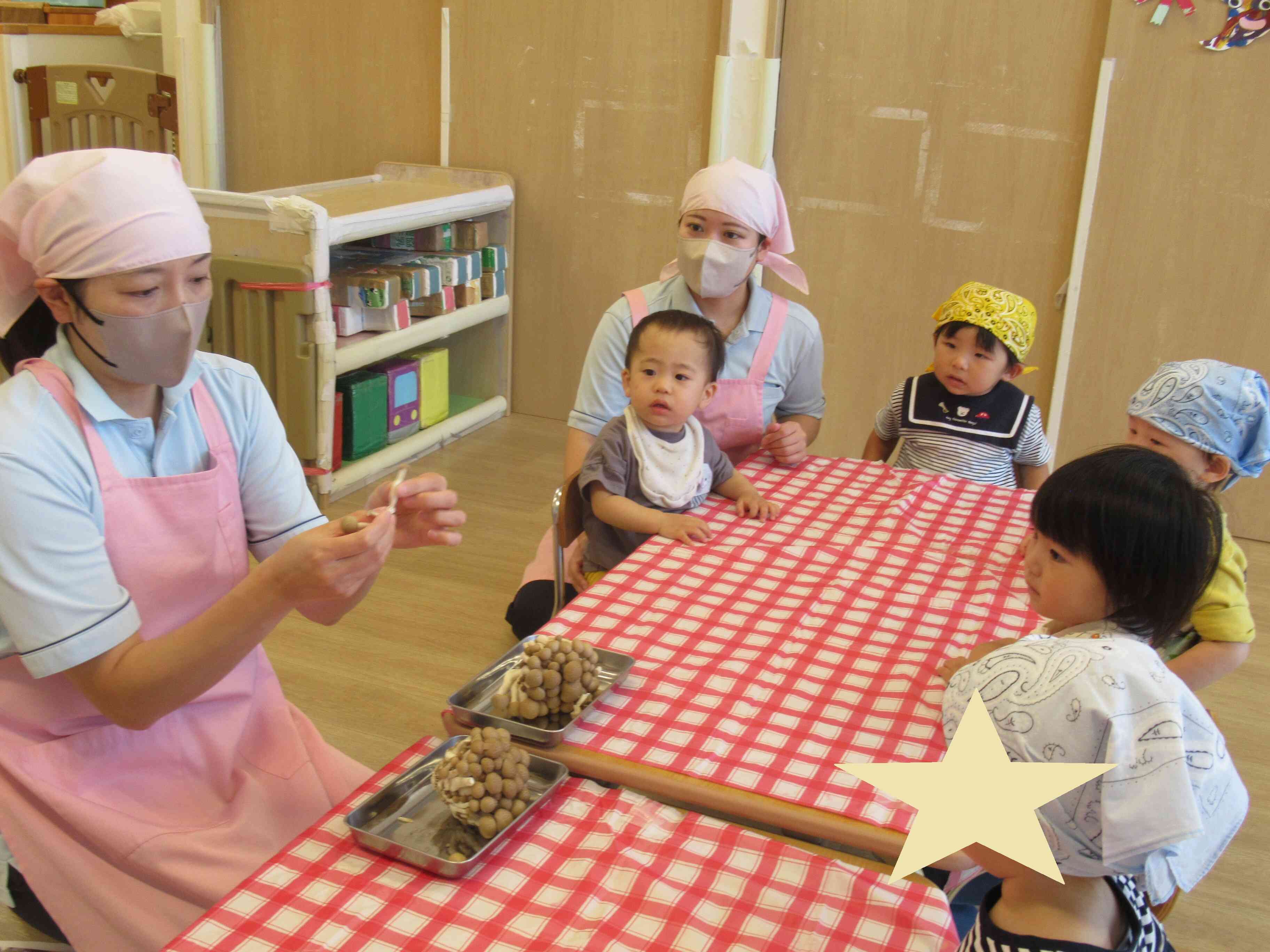 ★食育~芋煮(しめじほぐし・里芋洗い)~★