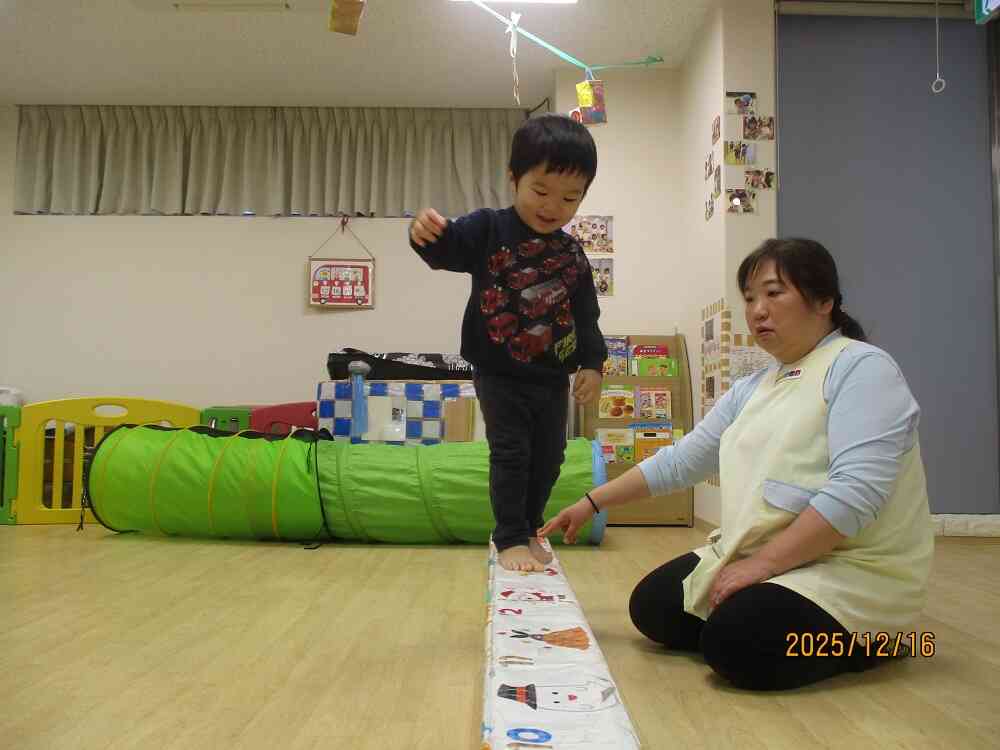 お部屋で元気に運動遊び!(うさぎ・あひる組)