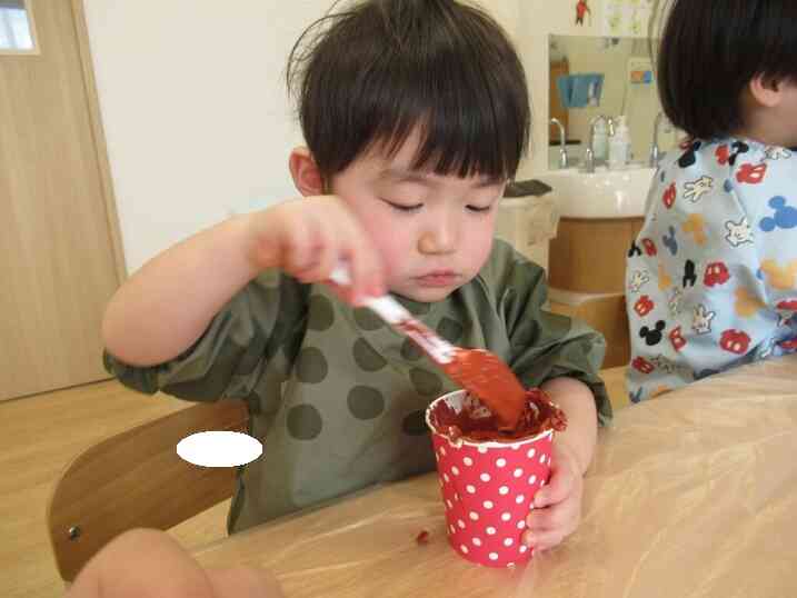 絵の具でチョコケーキ作り!(うさぎ組)