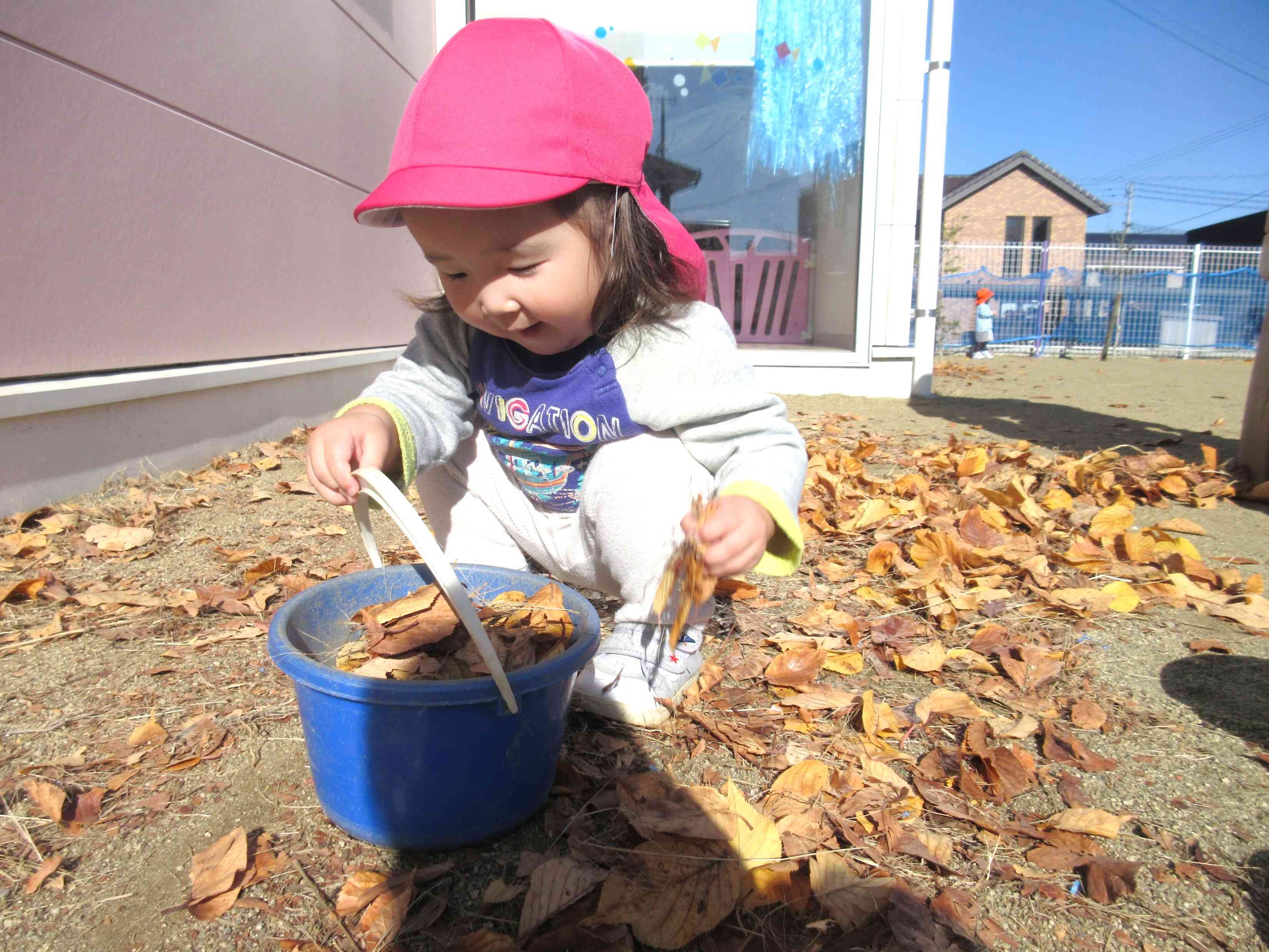 葉っぱをつめて、ごっこ遊びに夢中です!