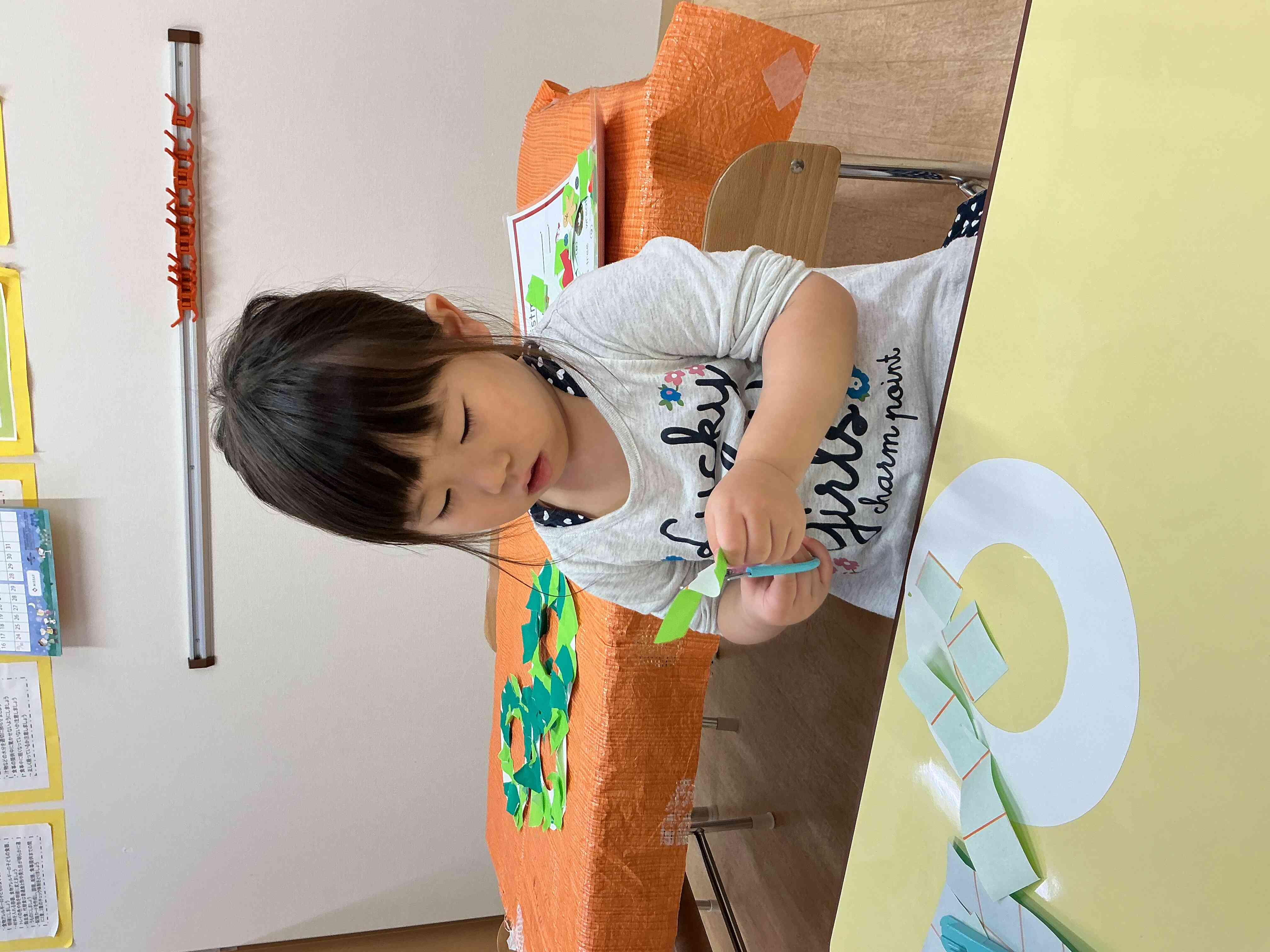 クリスマスリースを作ったよ♡うさぎ組(2歳児)・あひる組(1歳児)