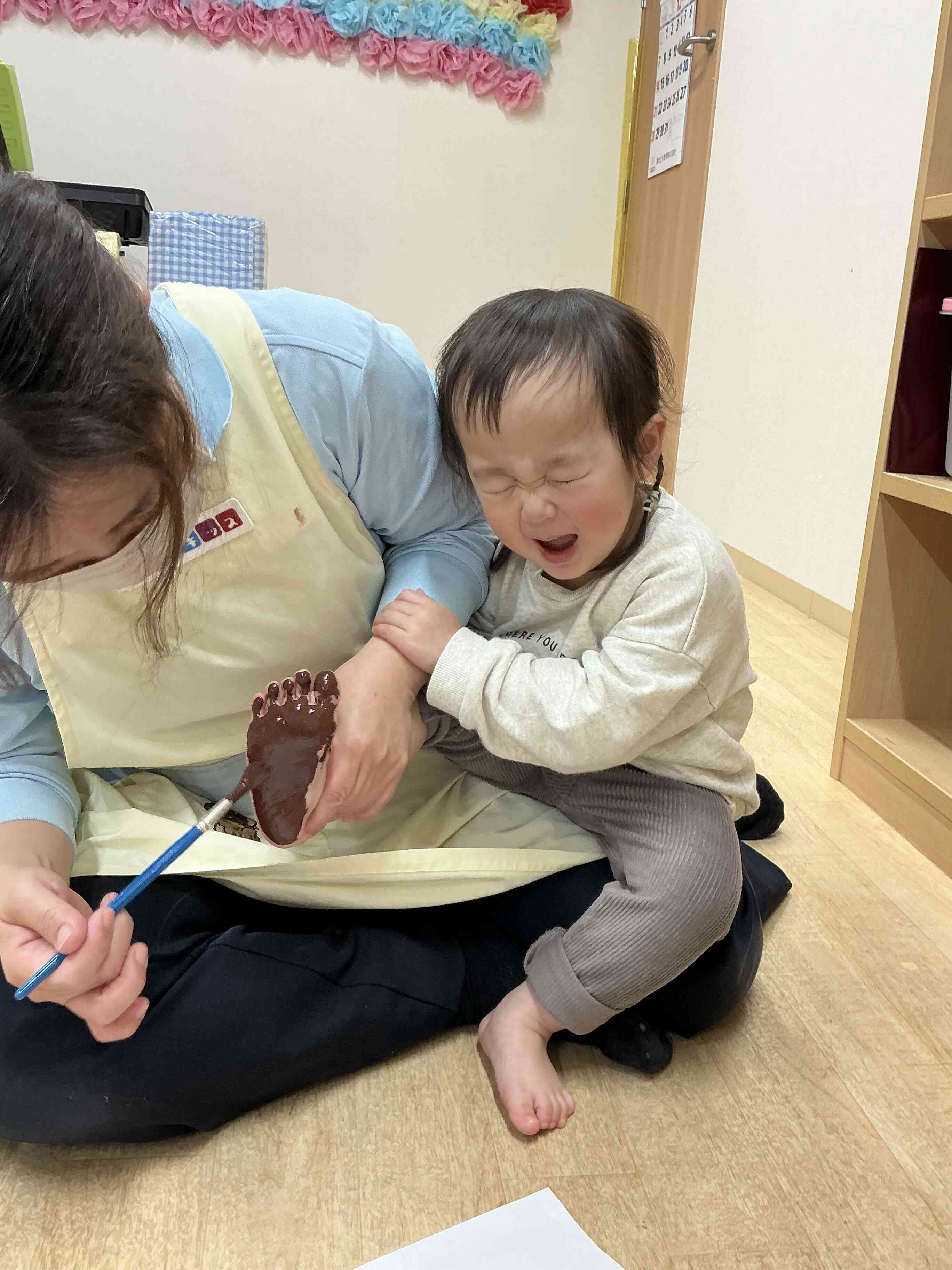 絵の具、ペタペタ!