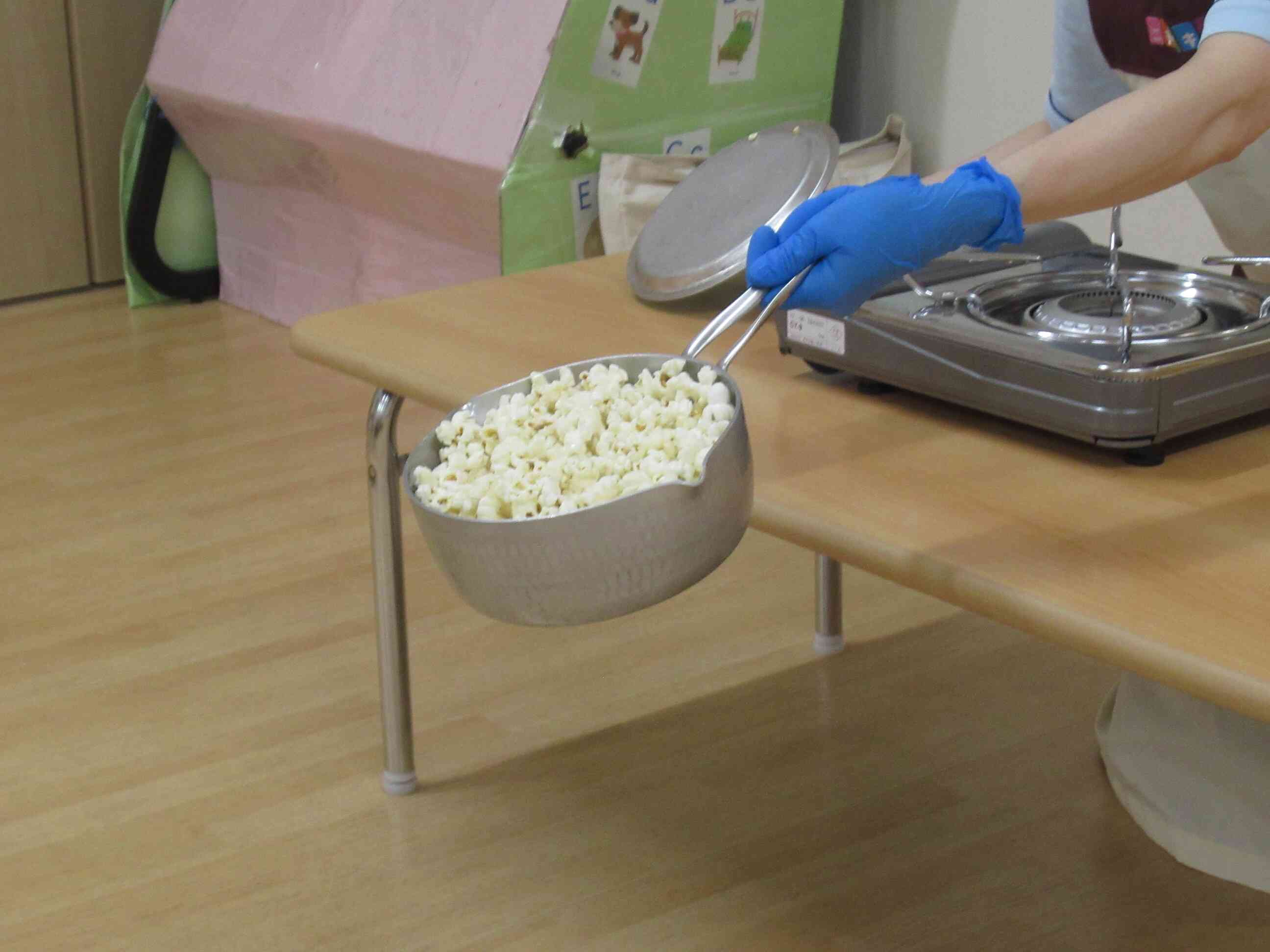 6月の食育「トウモロコシの皮むき」