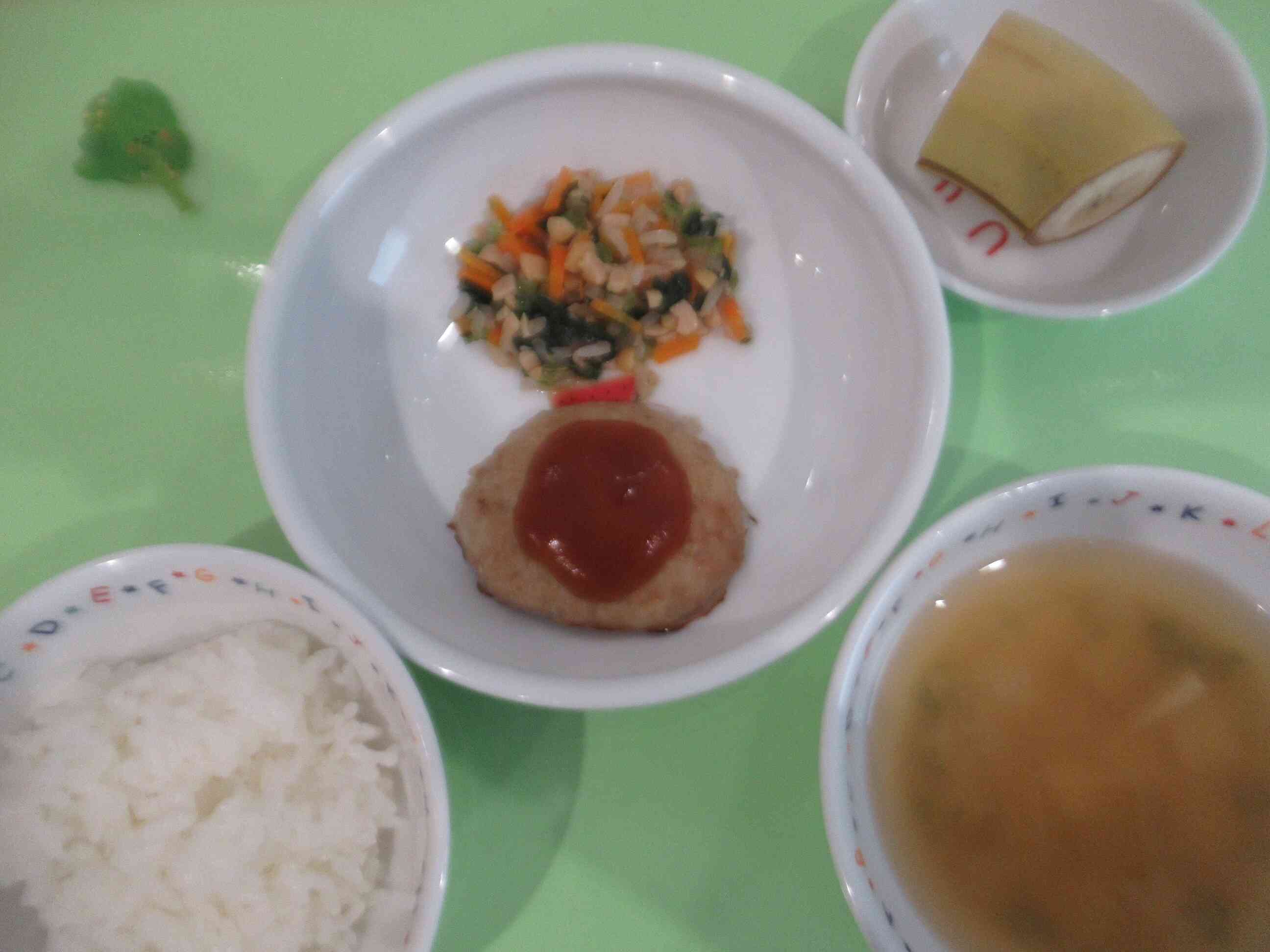 10月の給食「ハンバーグ」