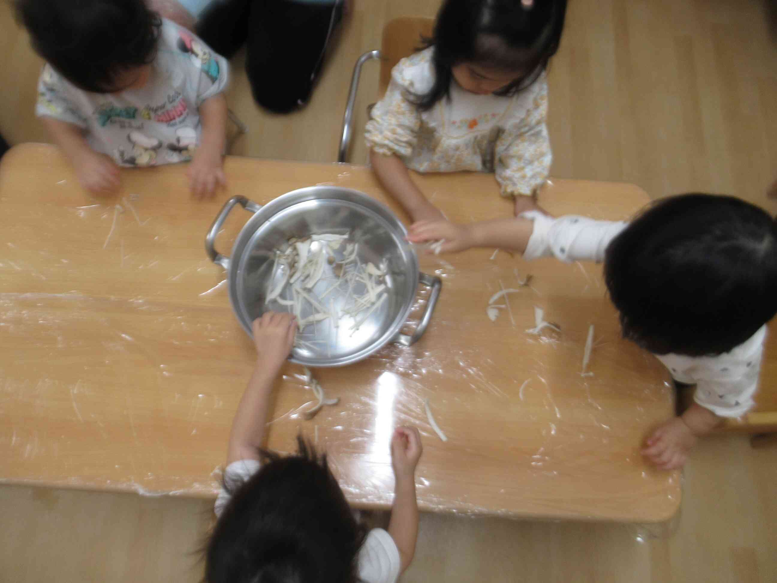 きのこをお鍋の中へ上手に入れました