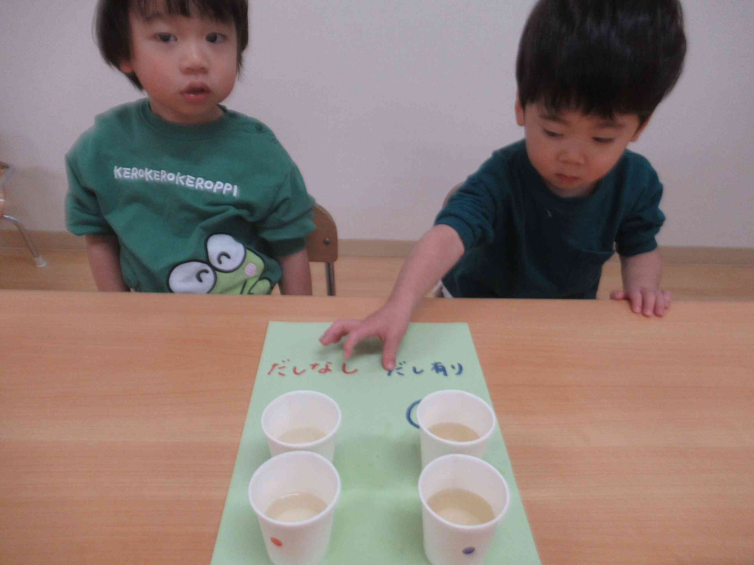 どちらが、だし入りの汁でしょうか？