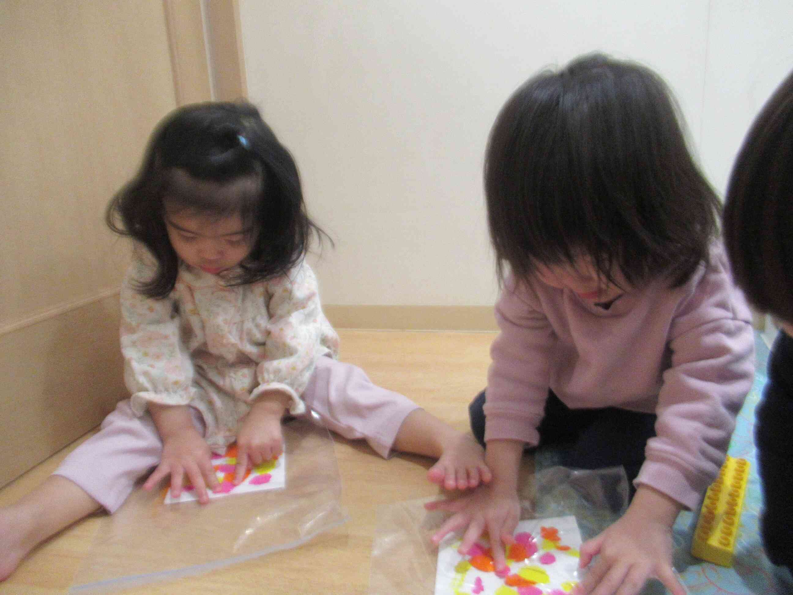 ペタペタ　ぬりぬり